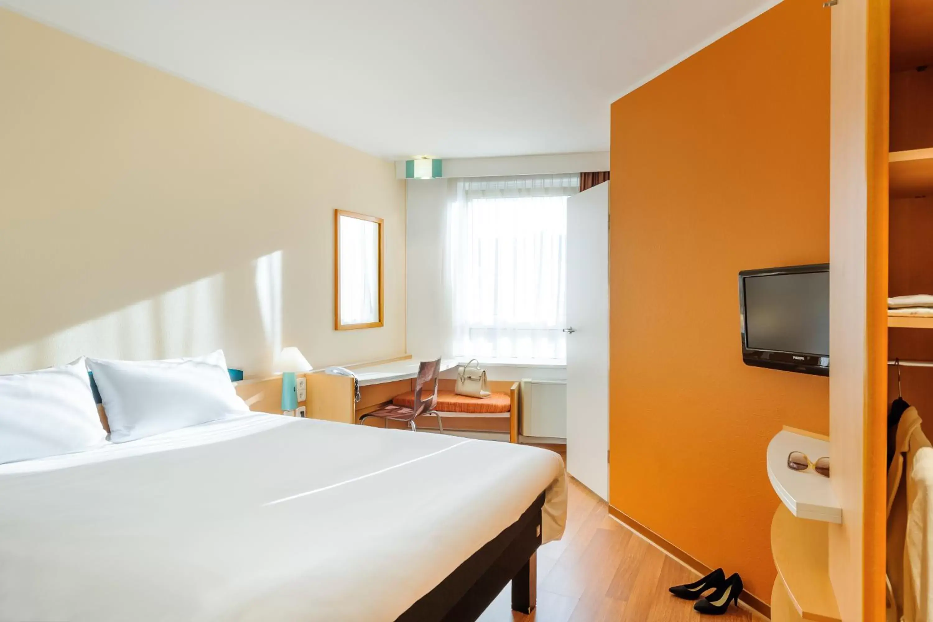 Photo of the whole room, Bed in ibis Augsburg Hauptbahnhof