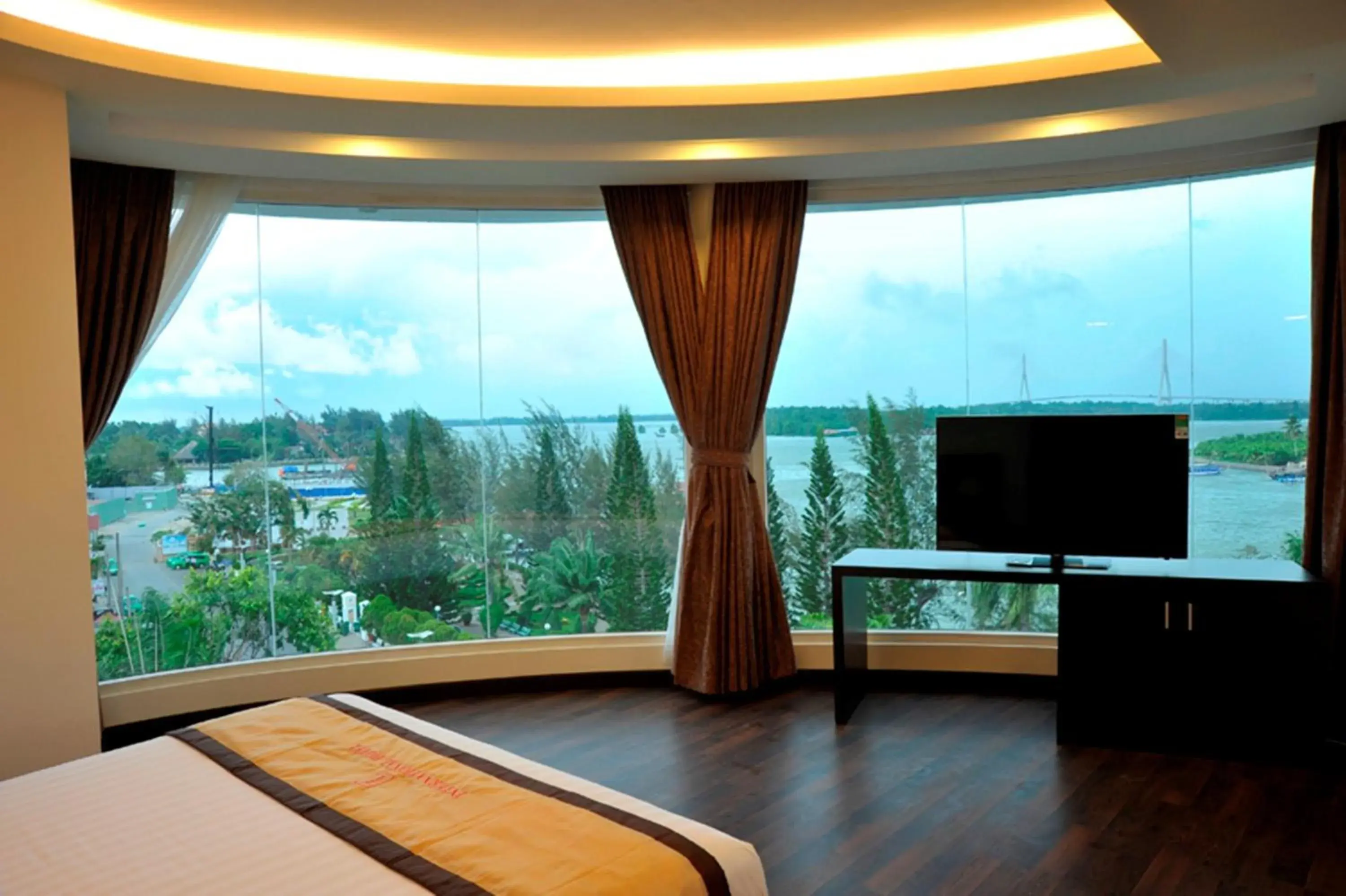 Bedroom, TV/Entertainment Center in International Hotel