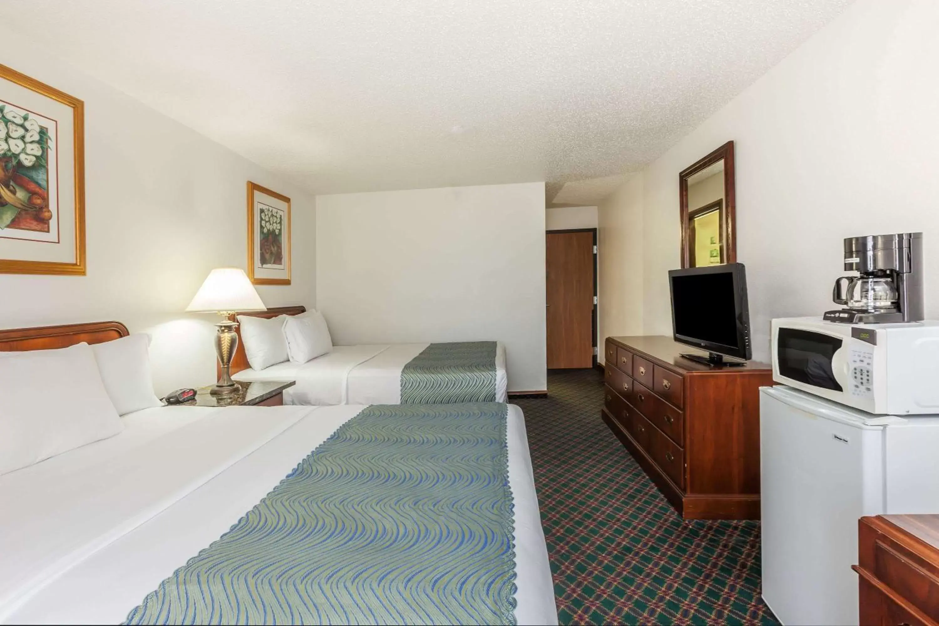 Photo of the whole room in Super 8 by Wyndham Irving DFW Airport/South