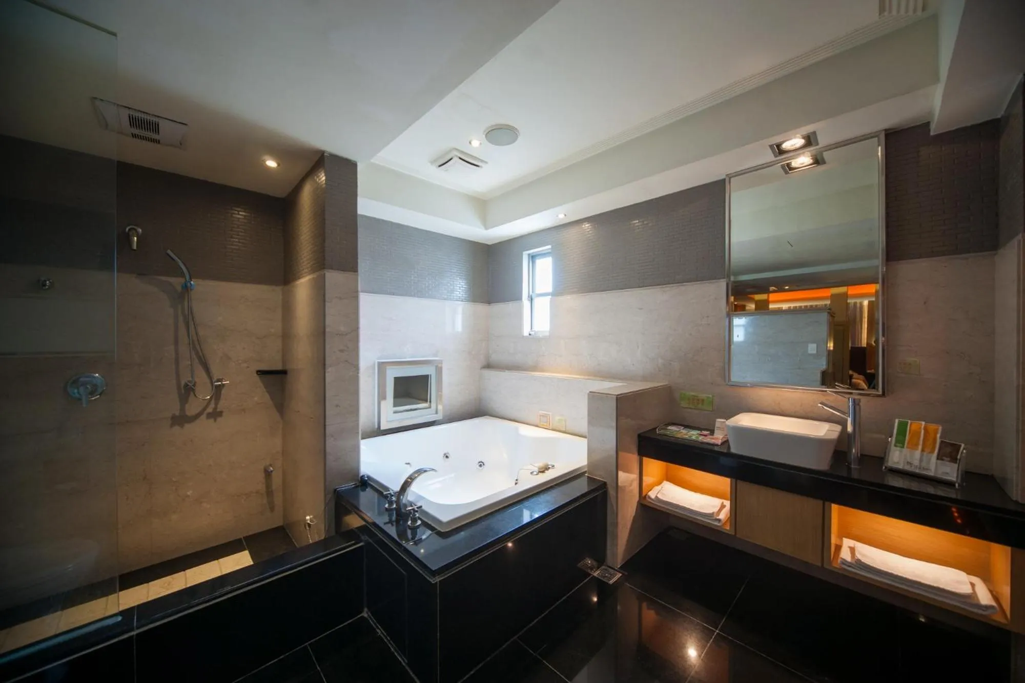 Bathroom, Bed in Refinement Motel