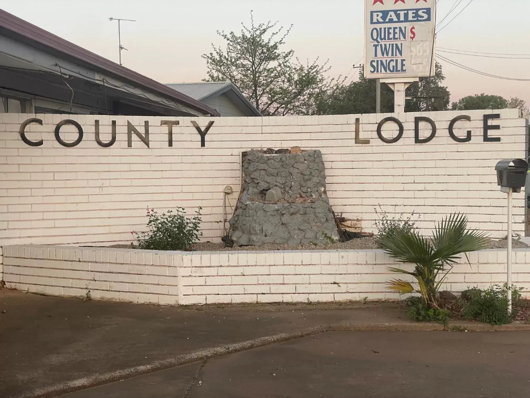 Property Logo/Sign in County Lodge Motor Inn