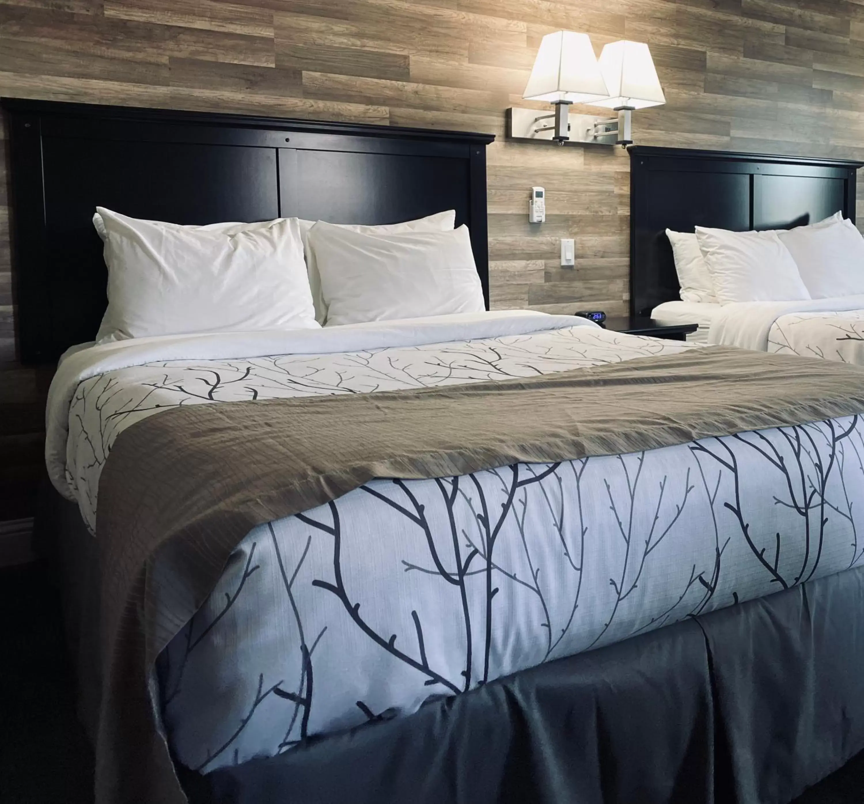 Bed in Salida Inn & Monarch Suites