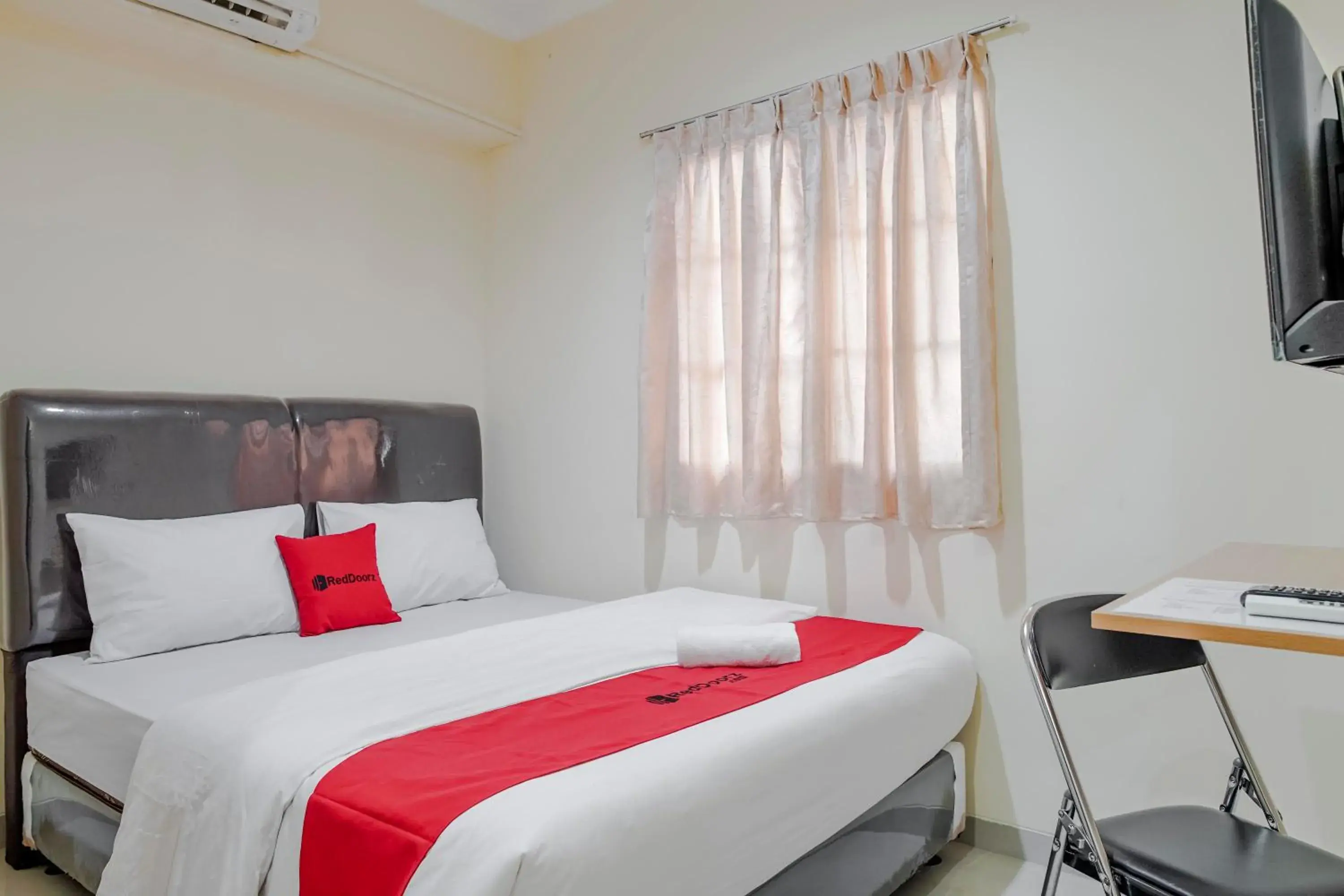 Bedroom, Bed in RedDoorz @ Jalan Biak Roxy Jakarta