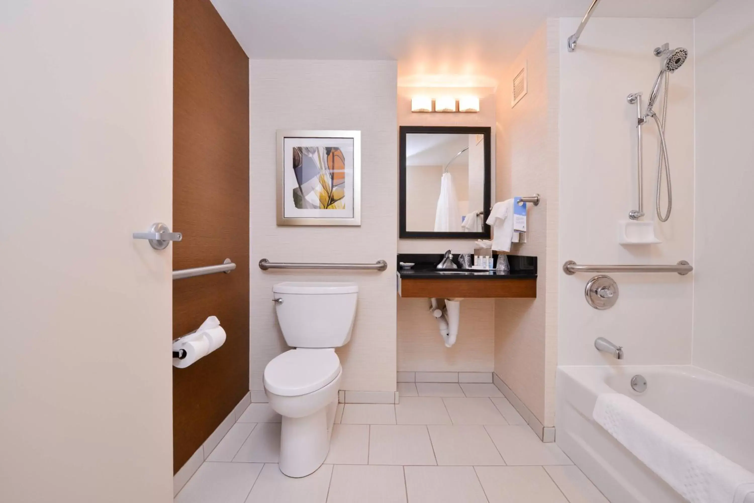 Bathroom in Fairfield Inn and Suites by Marriott Rochester West/Greece