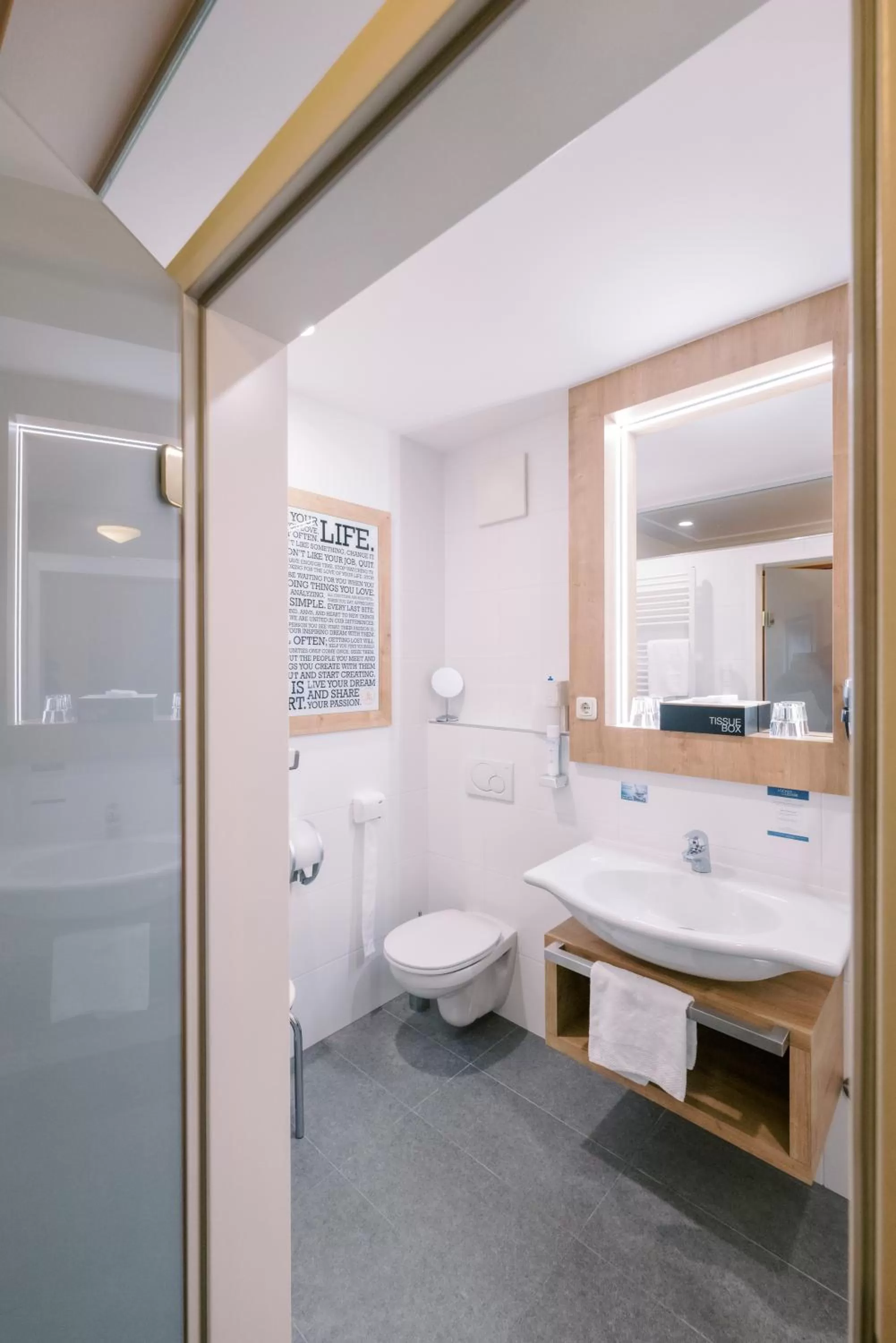 Hotel Locker & Legere