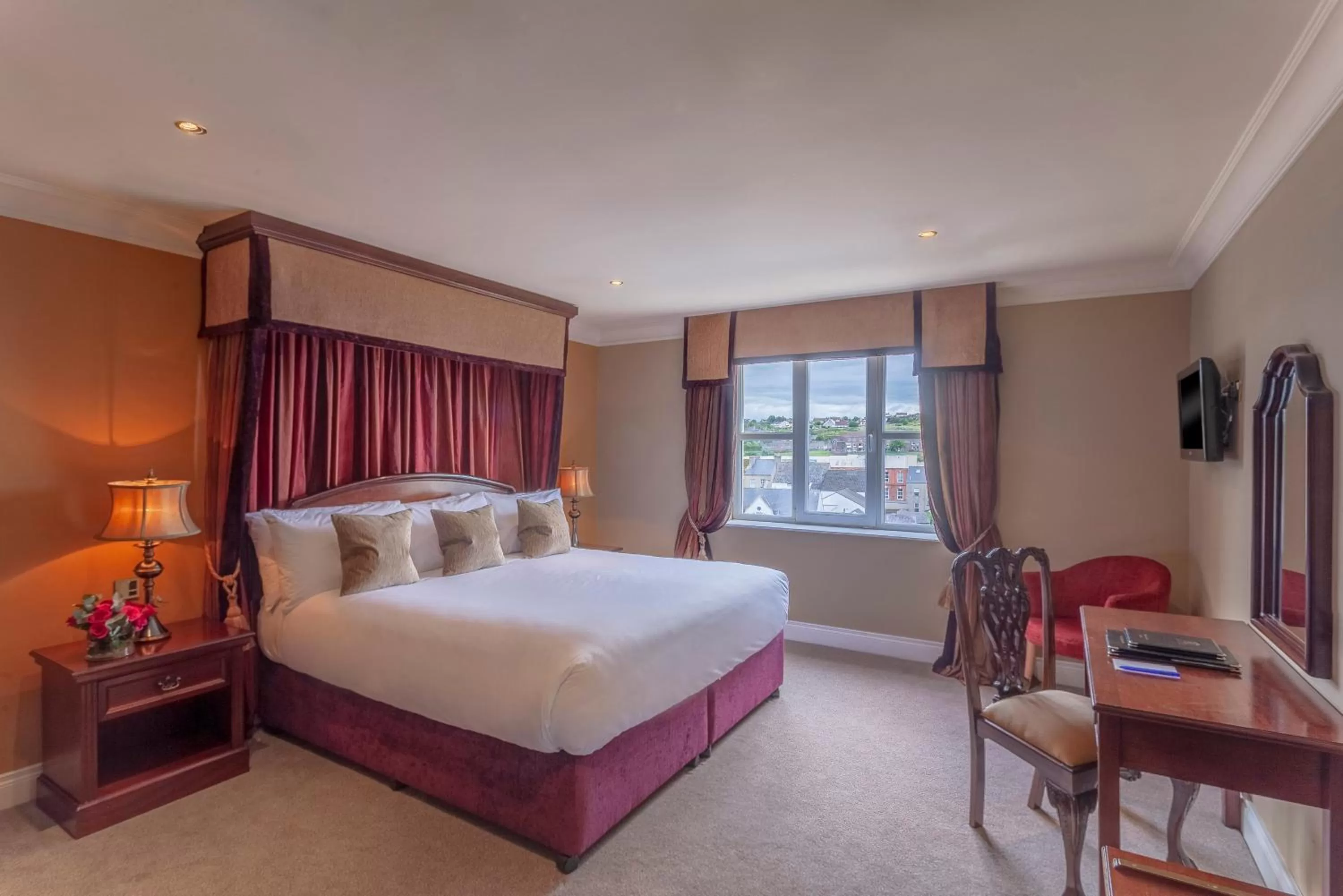 Photo of the whole room, Bed in Canal Court