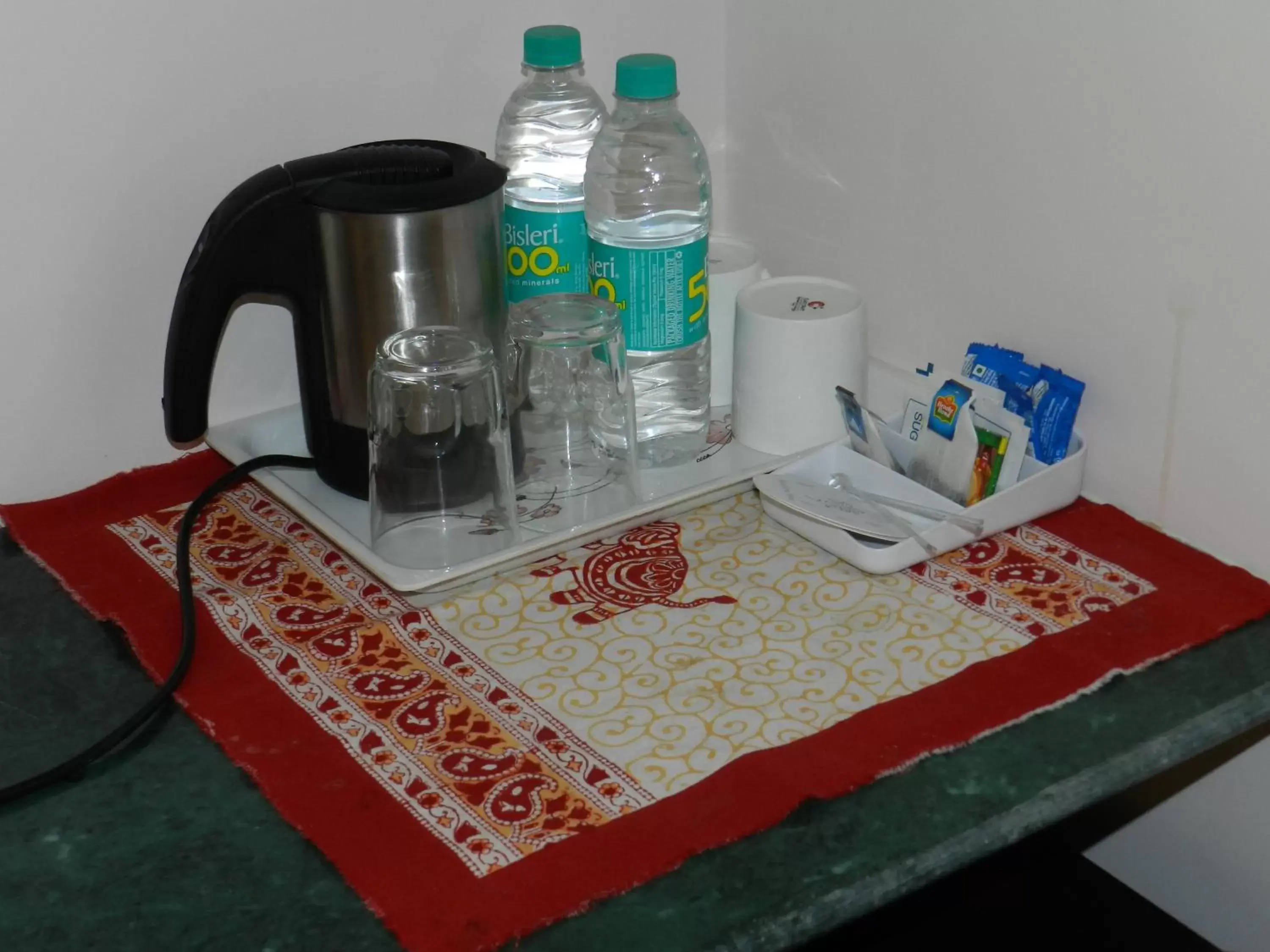 Coffee/tea facilities in Hotel Arya Niwas