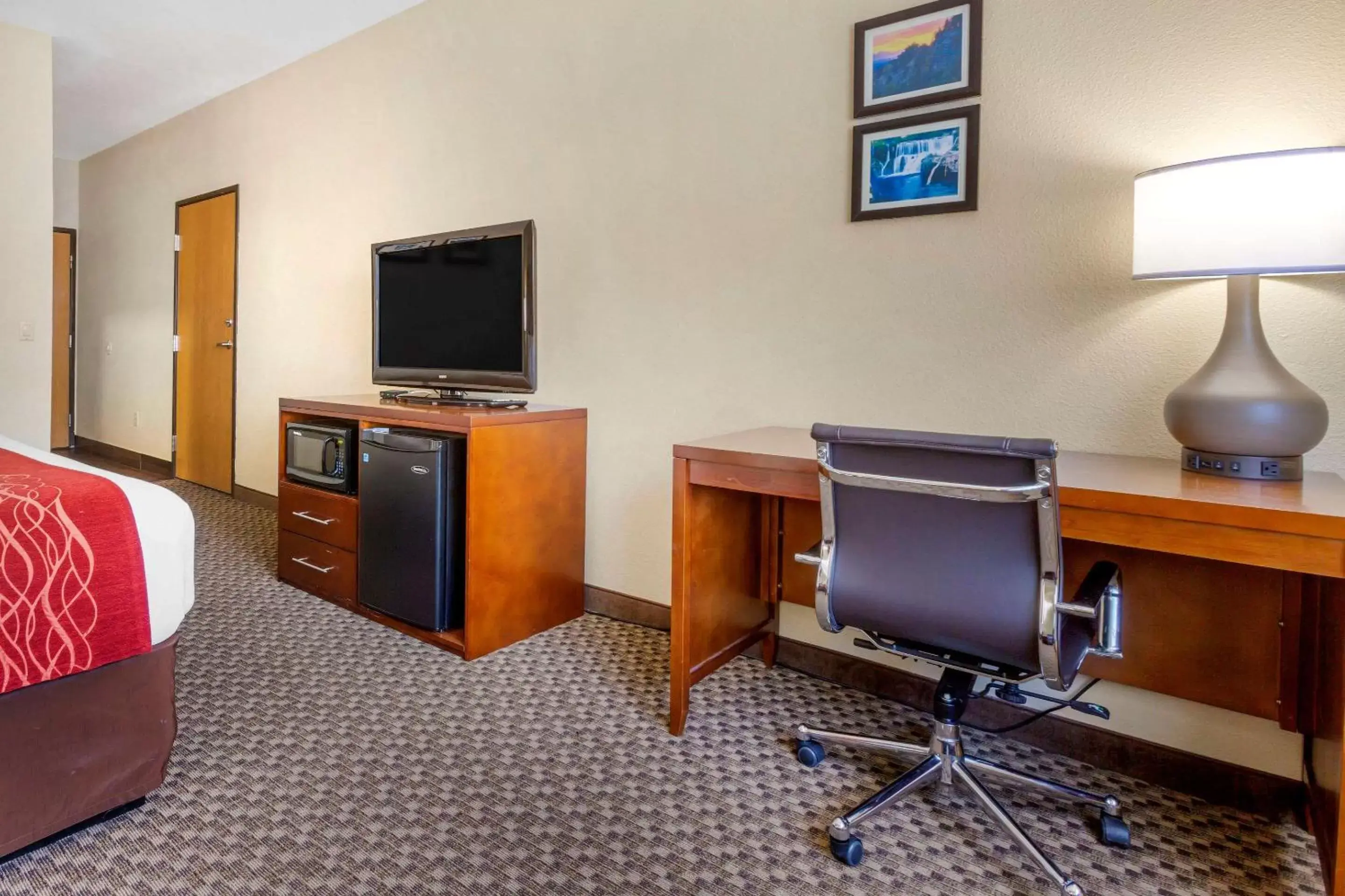 Photo of the whole room, TV/Entertainment Center in Comfort Inn Payson