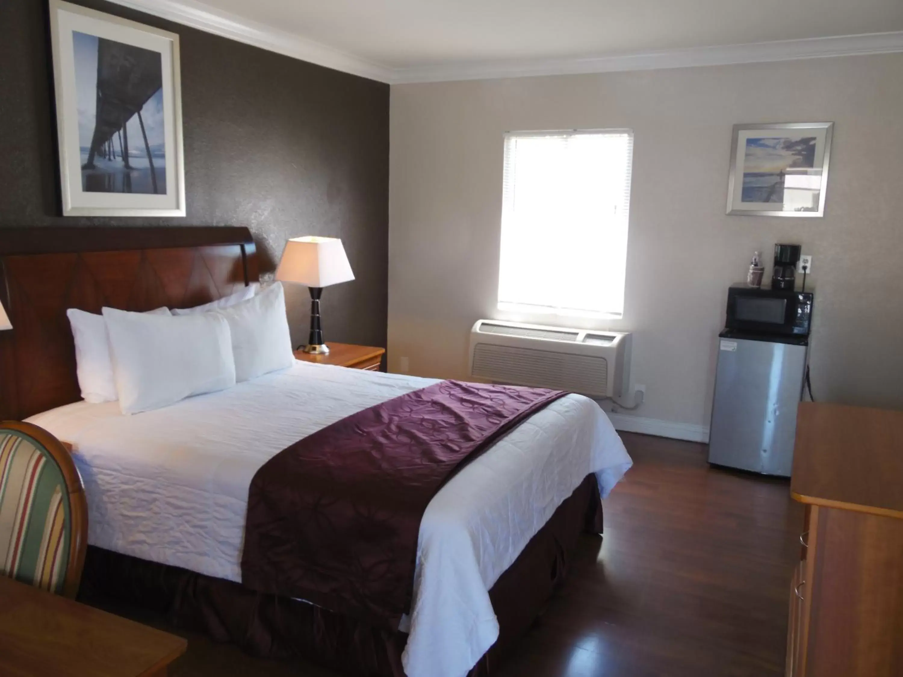 Bed in Hi-Way Host Motel Bed in Hi-Way Host Motel