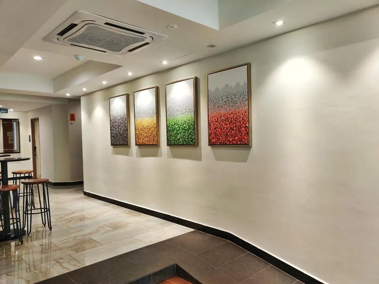 Lobby or reception in Meriton Inn Hotel