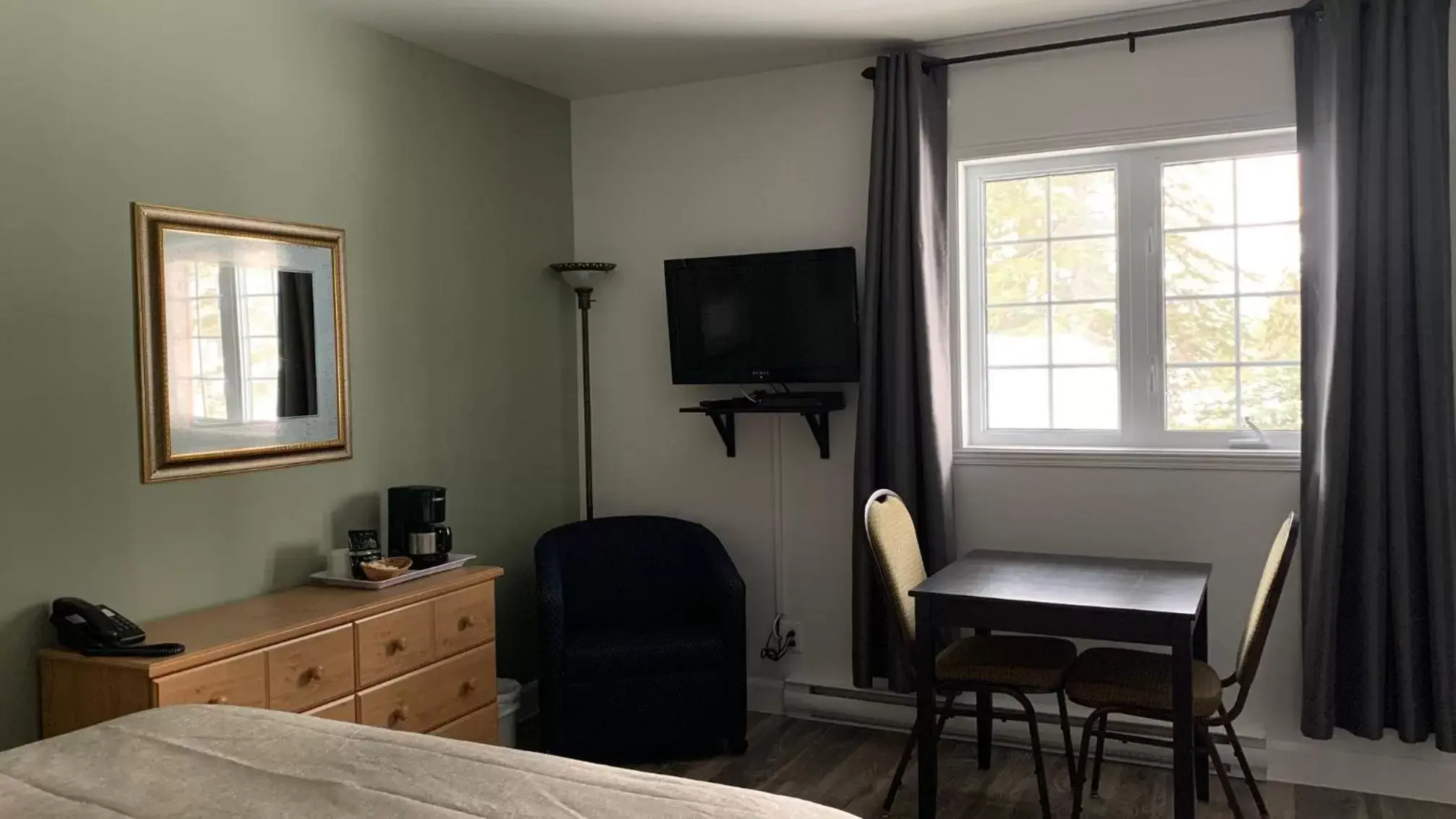 Standard Queen Room in Motel Des Cascades Standard Queen Room in Motel Des Cascades