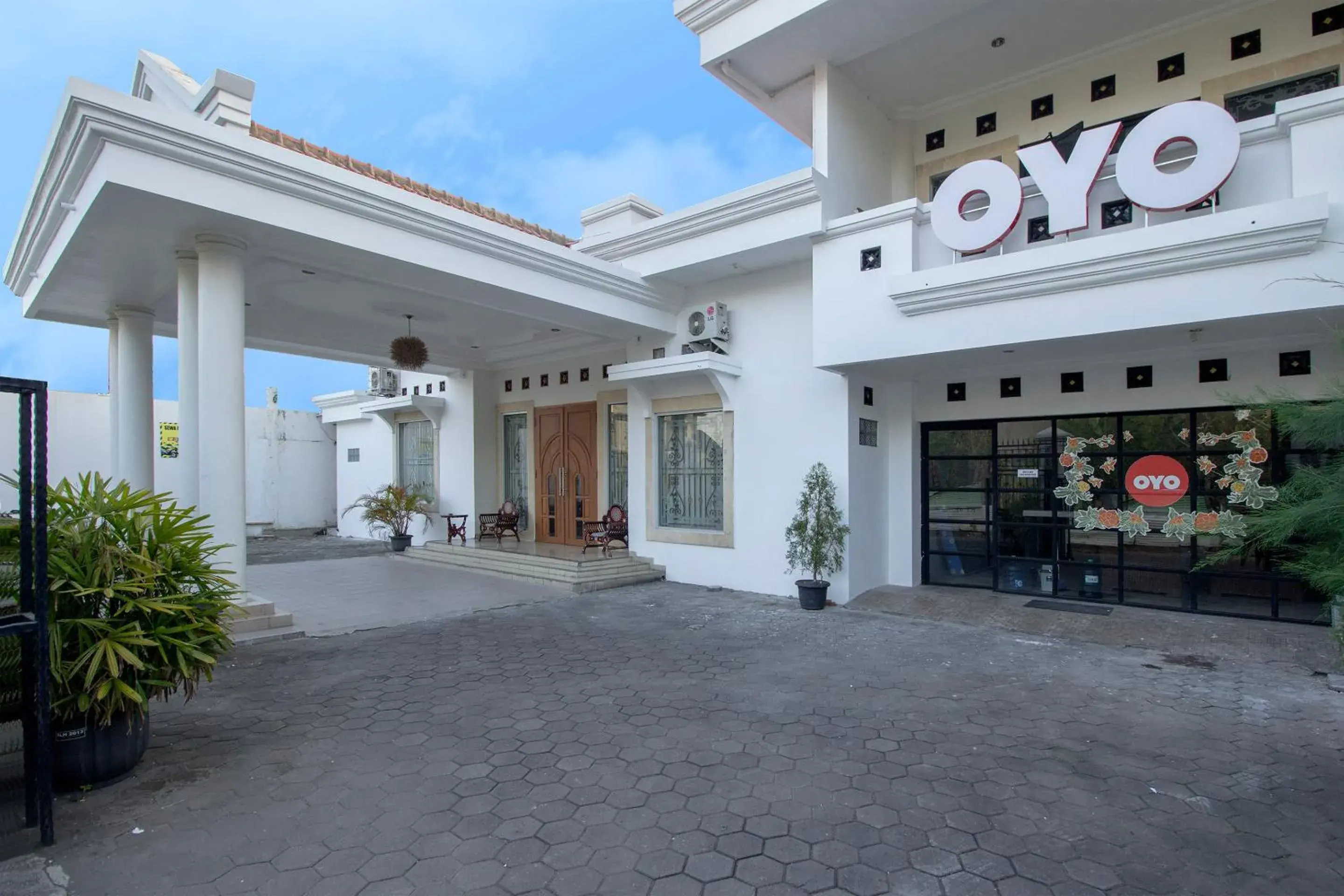 Facade/entrance, Property Building in Collection O 1061 Aliya Homestay