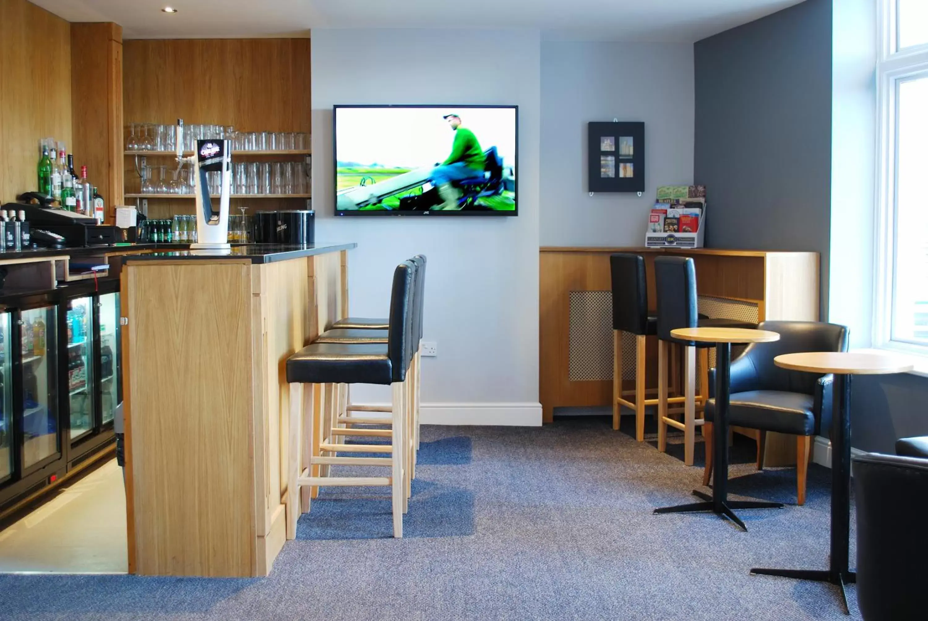 Lounge or bar, TV/Entertainment Center in The Liverpool Inn Hotel