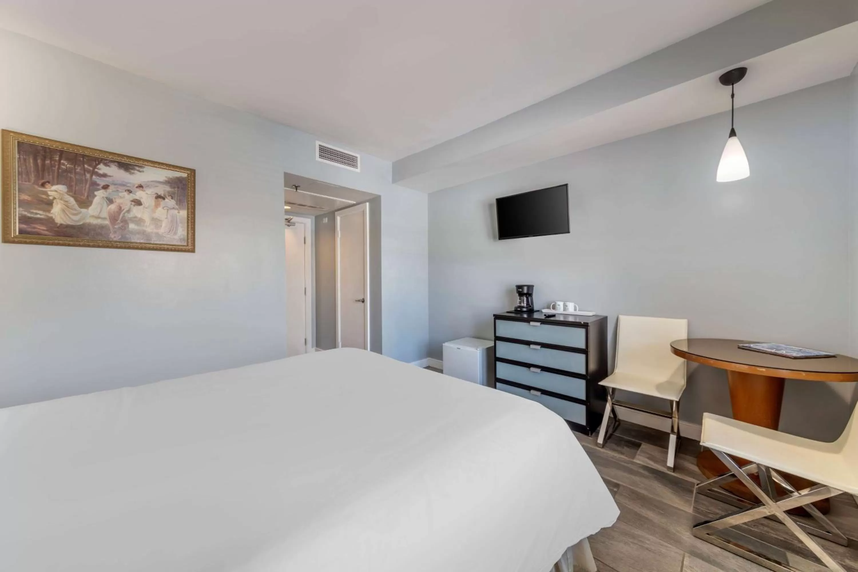 Queen Room with Mobility/Hearing Access and Roll-In Shower, Non-Smoking in La Flora by LuxUrban