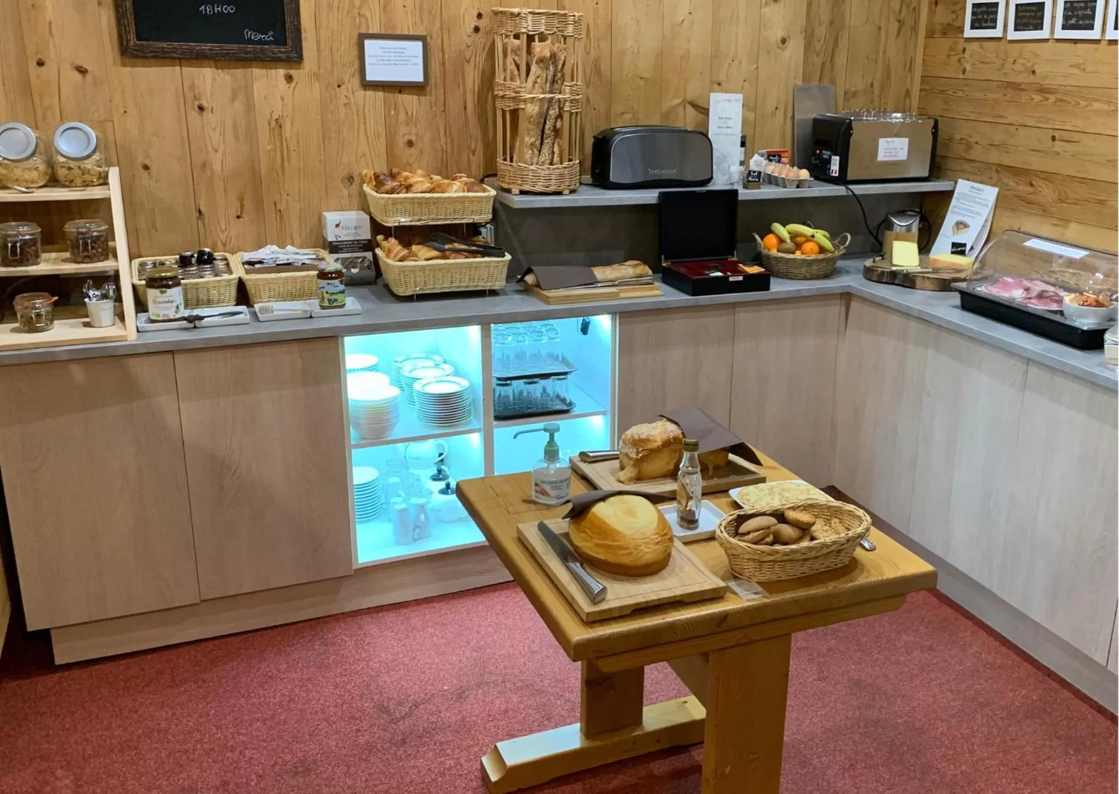 Breakfast in Hôtel Le Dauphin