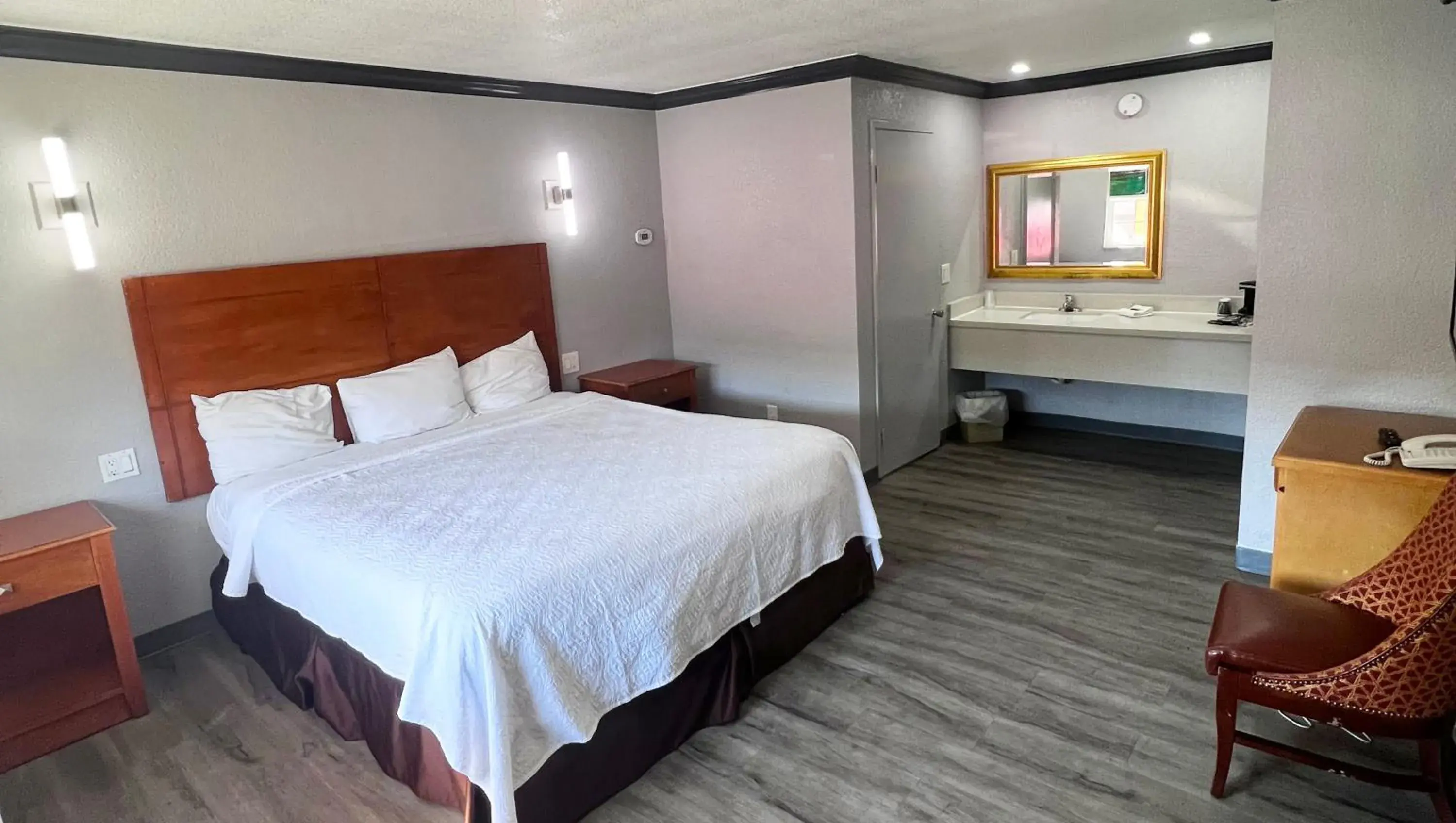 Bedroom, Bed in Anchorage Inn Lakeport