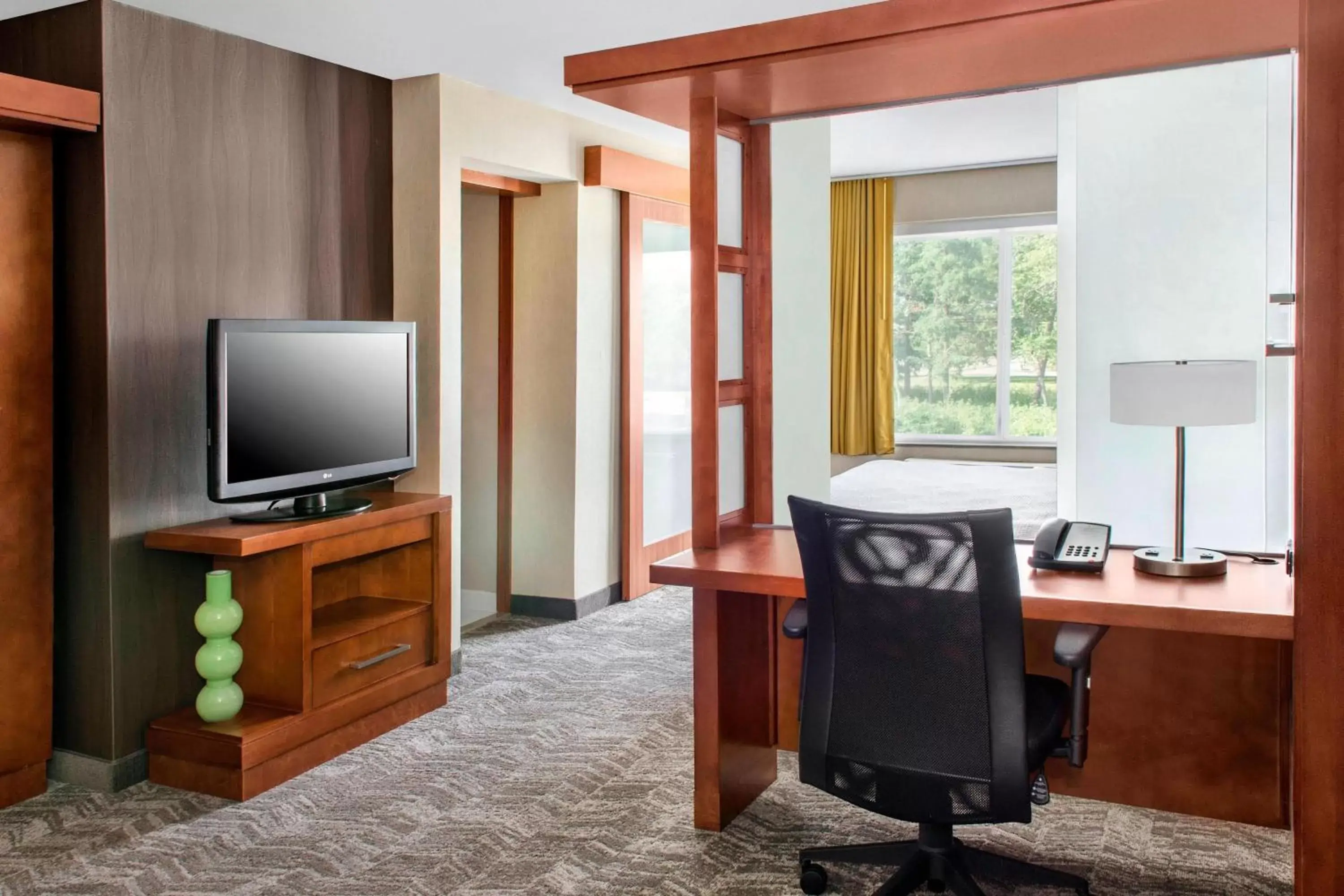 Bedroom, TV/Entertainment Center in SpringHill Suites Long Island Brookhaven