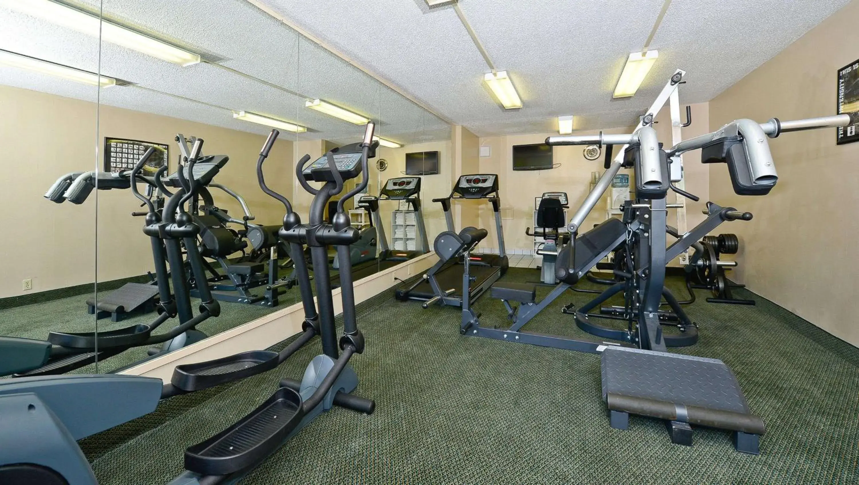 Fitness centre/facilities in Magnuson Hotel Mountain View Fitness centre/facilities in Magnuson Hotel Mountain View