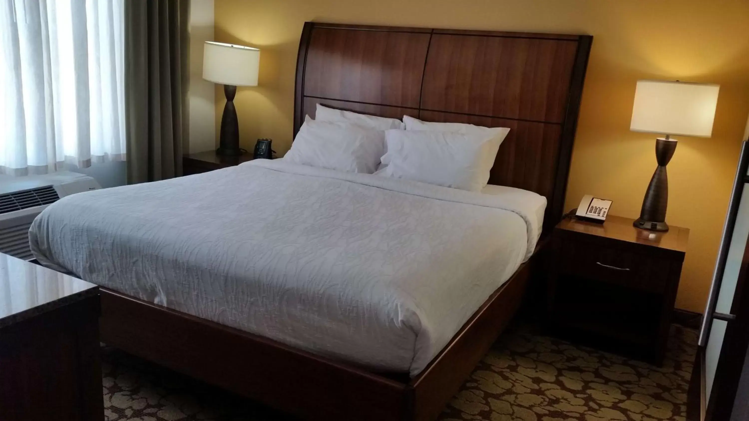 Bed in Hilton Garden Inn Olathe