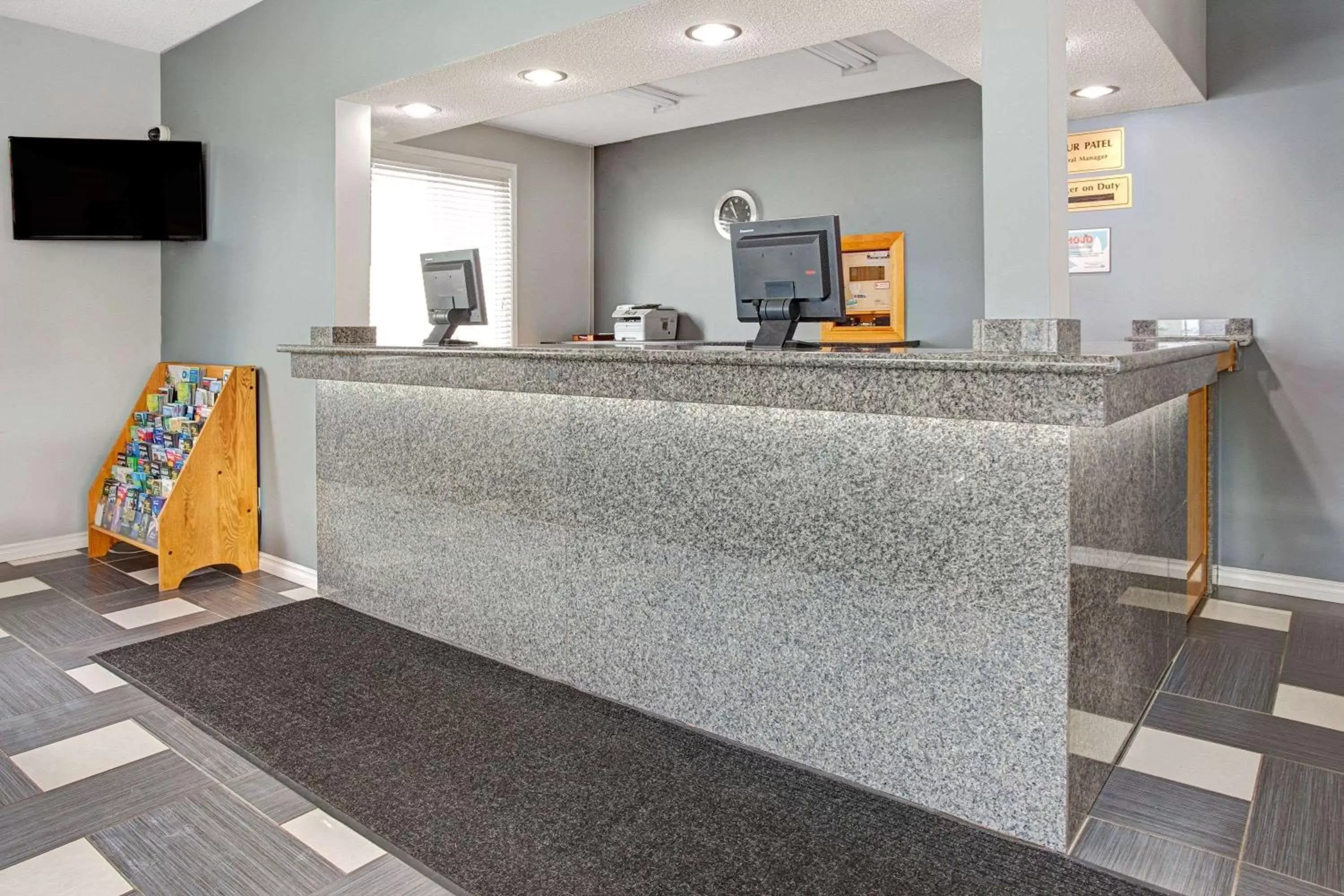 On site, Lobby/Reception in Howard Johnson by Wyndham Gananoque