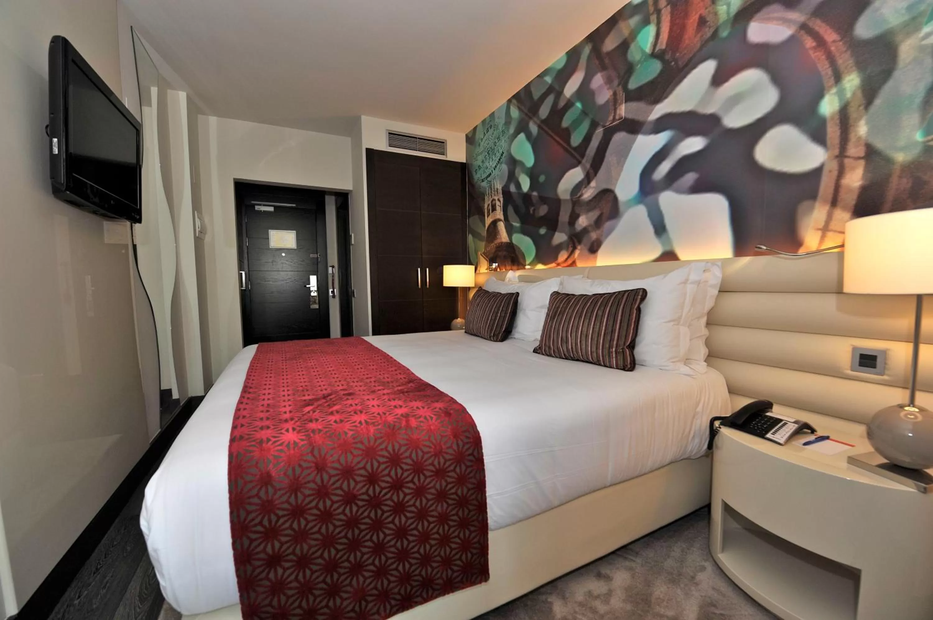 Photo of the whole room, Bed in Hotel Indigo Barcelona - Plaza Catalunya 4Sup by IHG