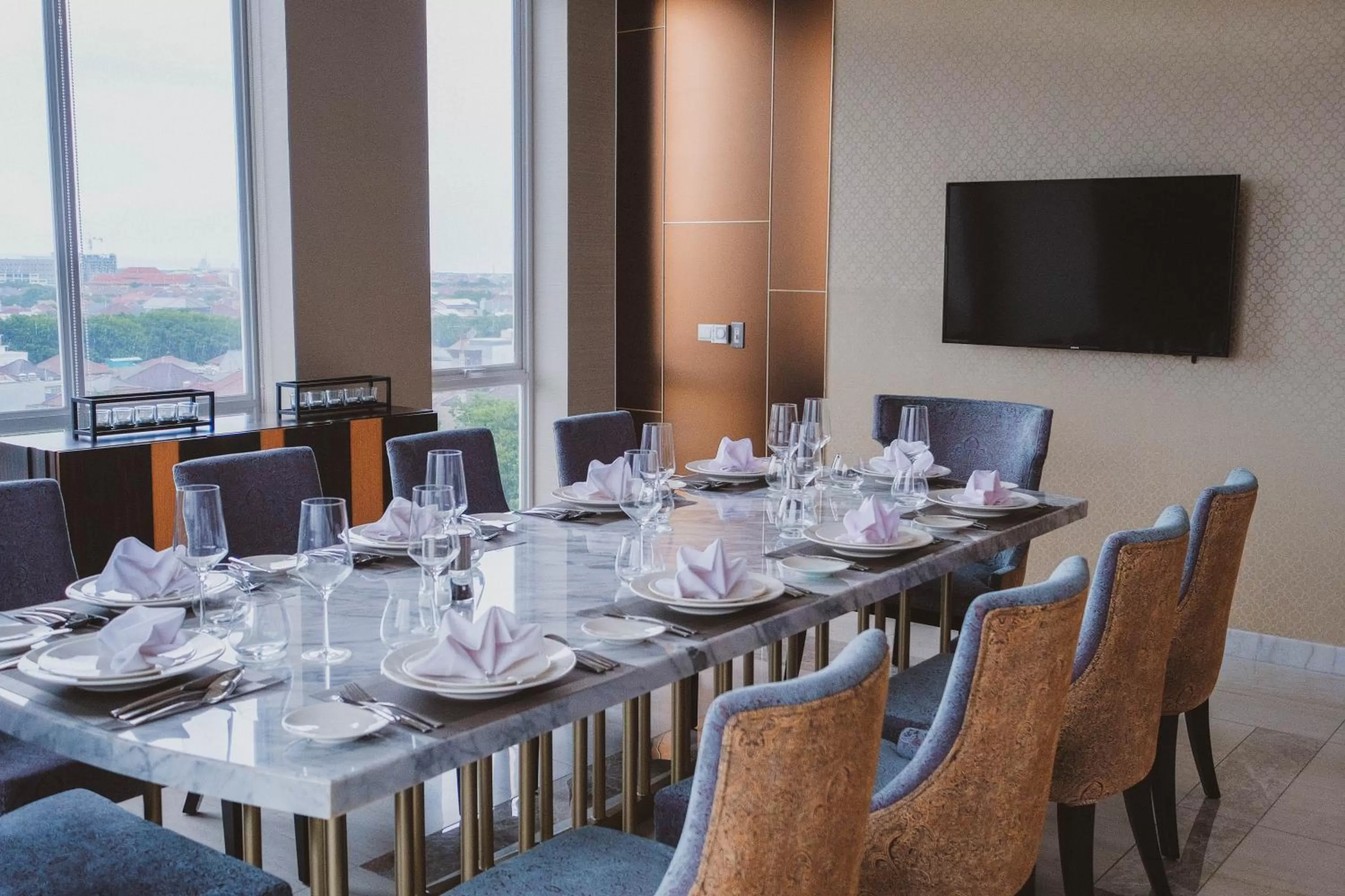 Restaurant/places to eat in Oakwood Hotel & Residence Surabaya