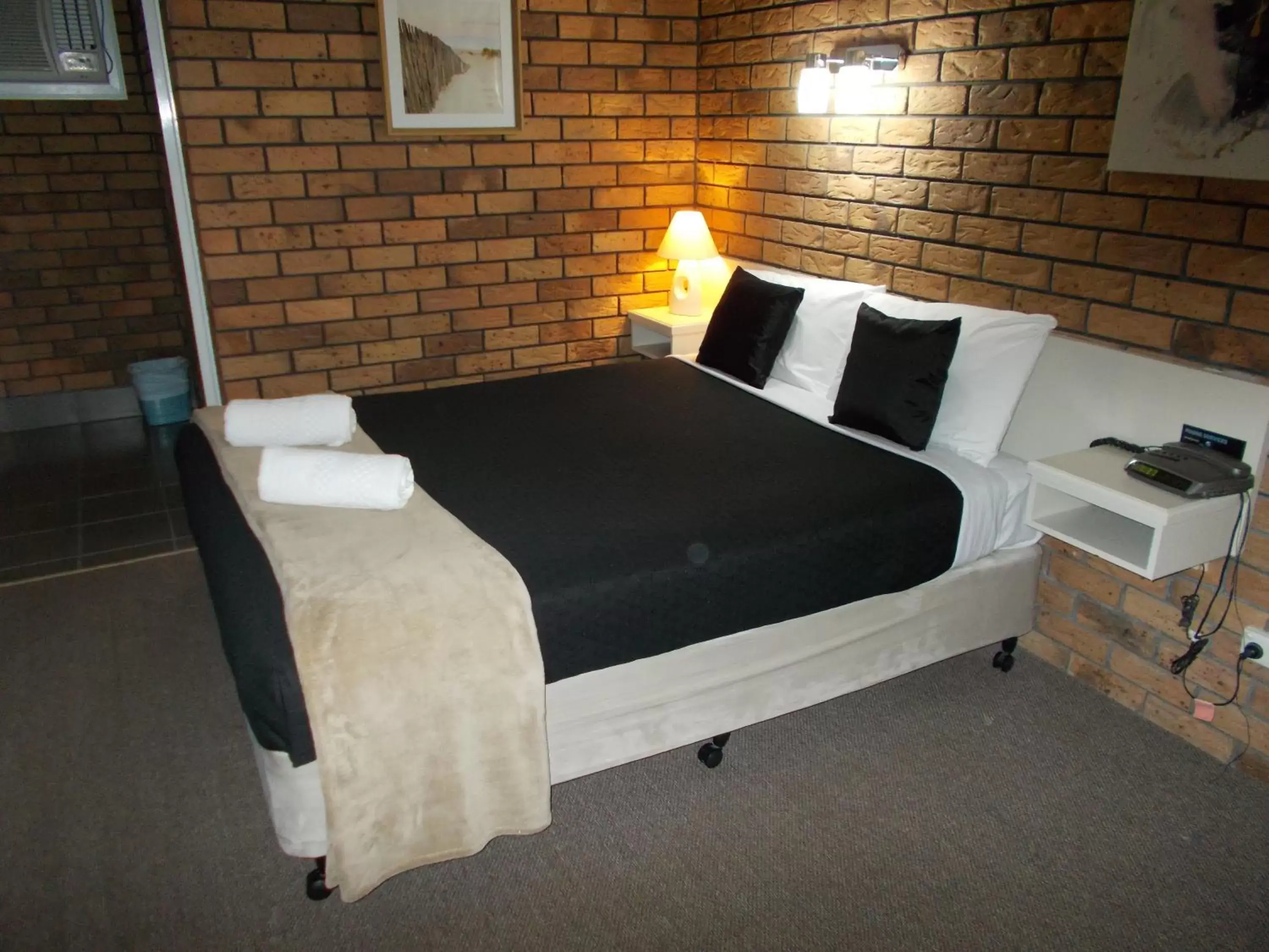 Bed in Park House Motor Inn