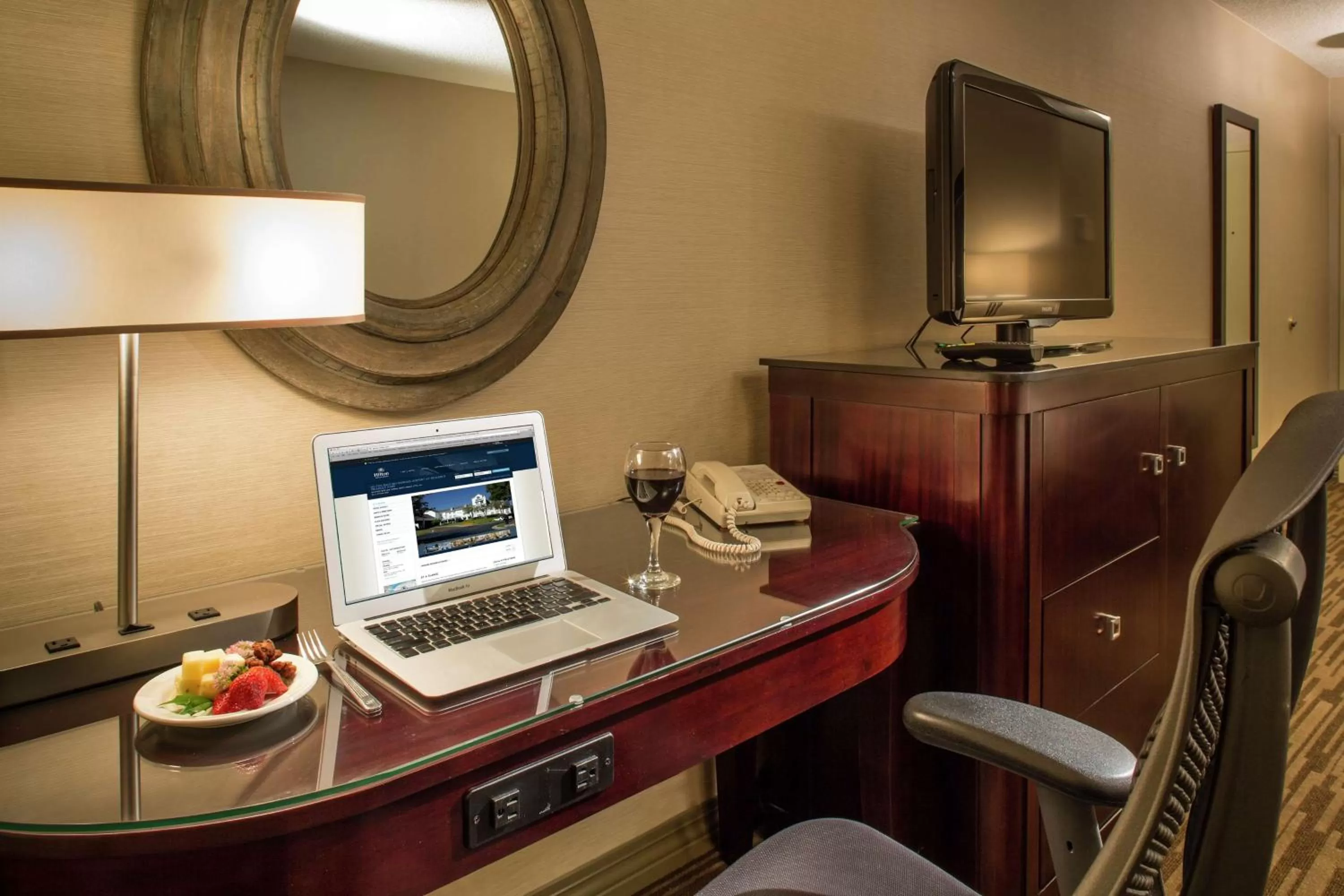 Bedroom in DoubleTree by Hilton Raleigh Durham Airport at Research Triangle Park