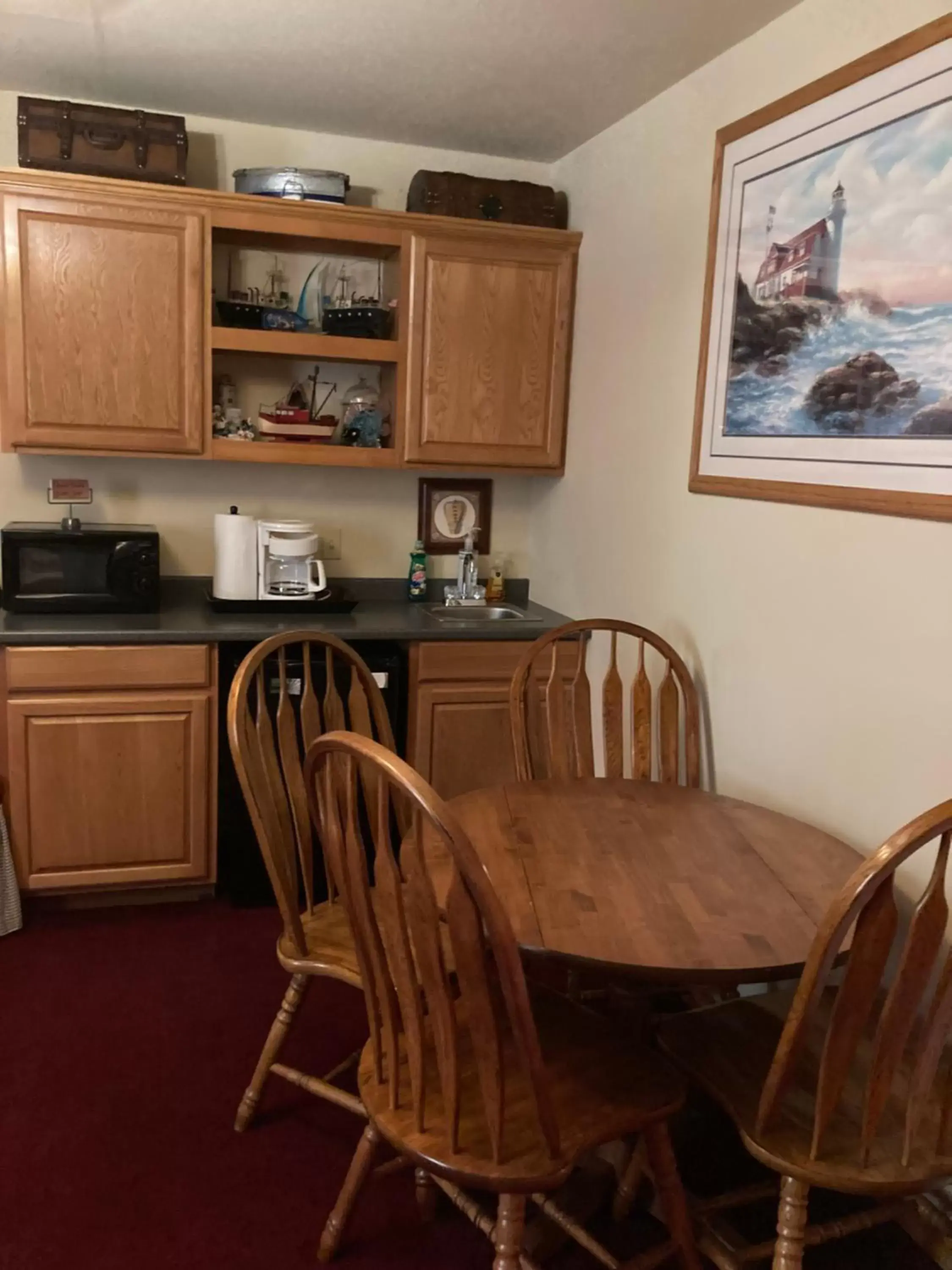 Dining Area in All Seasons Inn