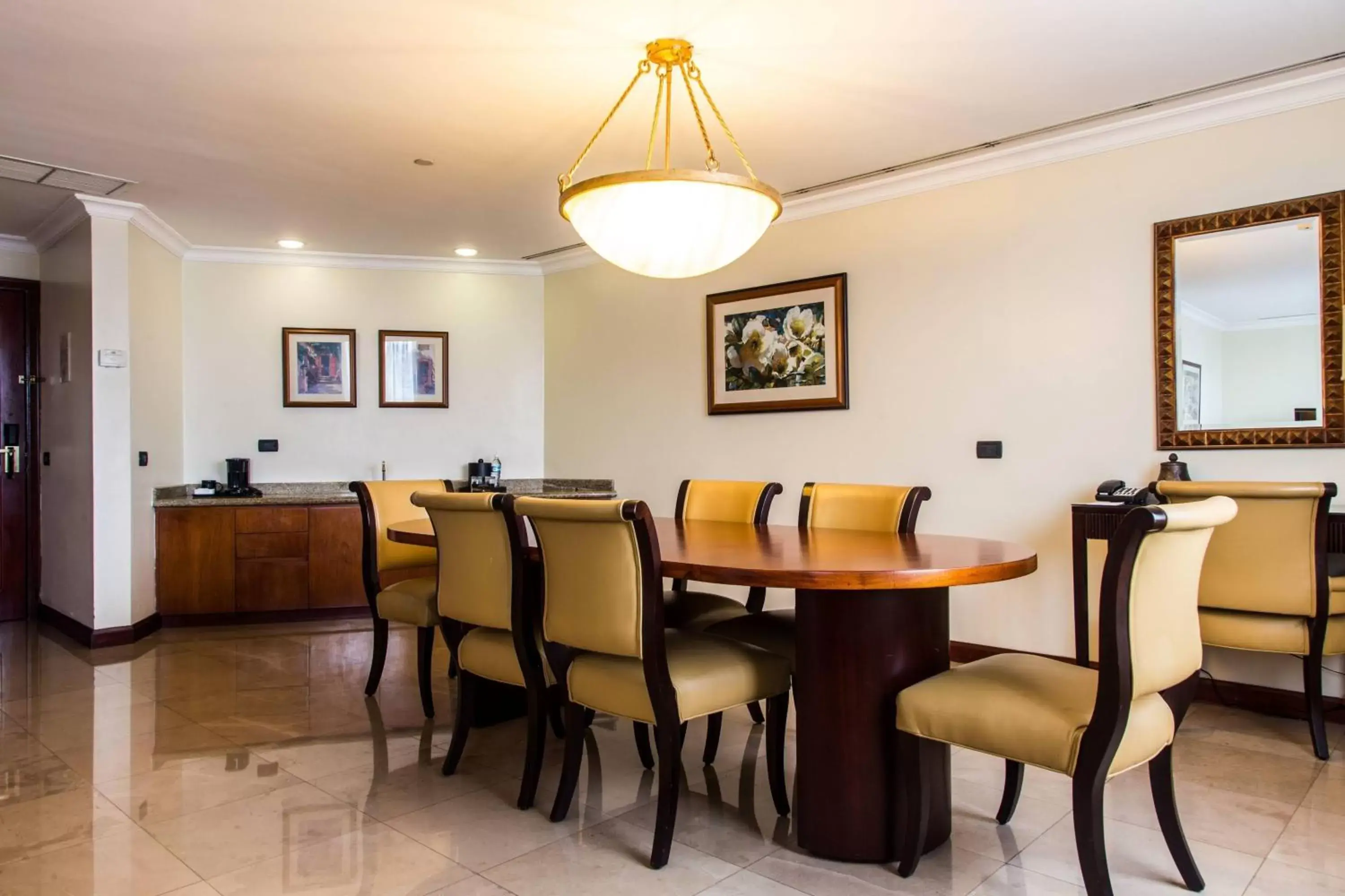 Bedroom, Restaurant/Places to Eat in JW Marriott Caracas