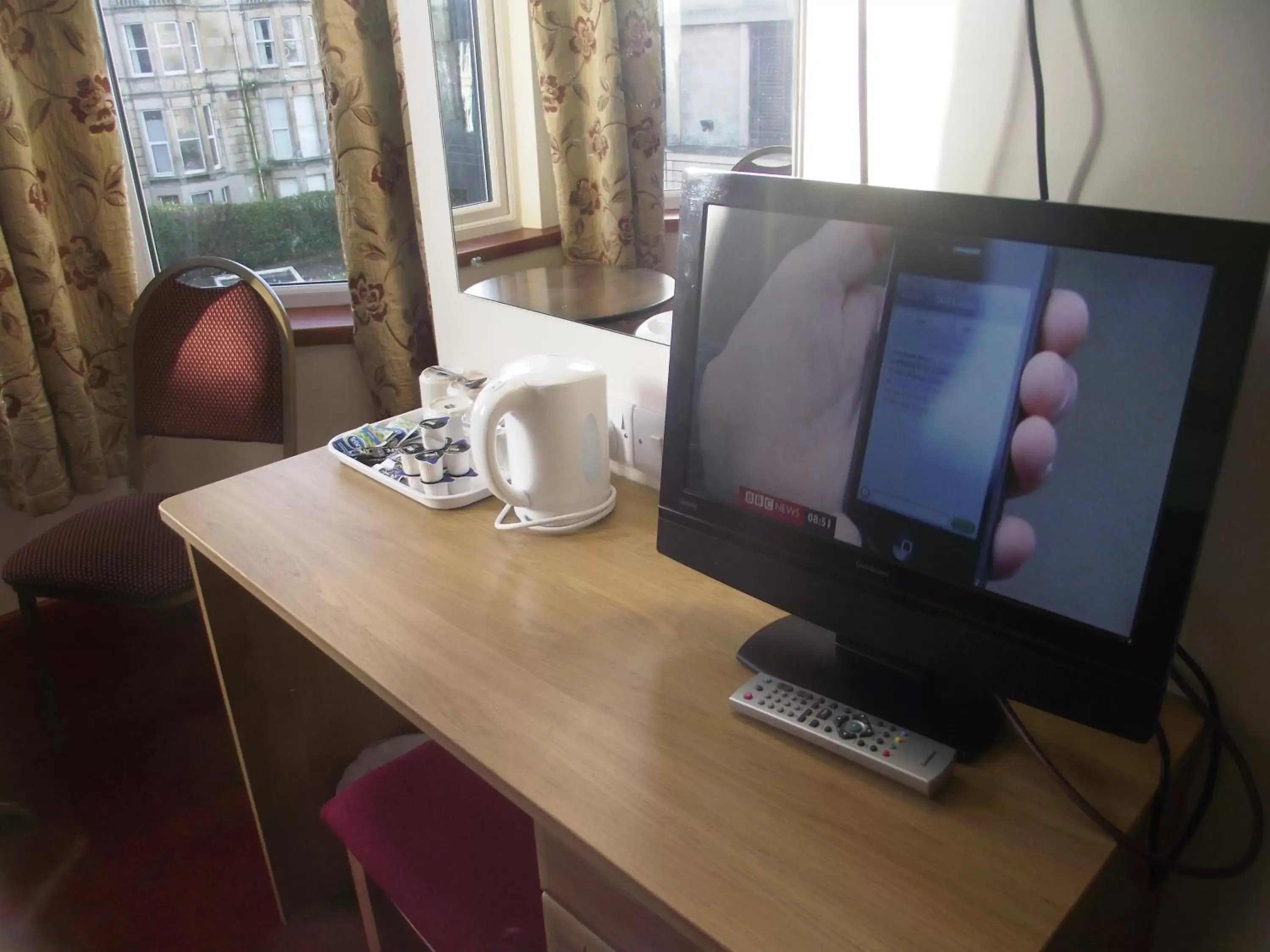 Coffee/tea facilities, TV/Entertainment Center in The Sandringham Hotel