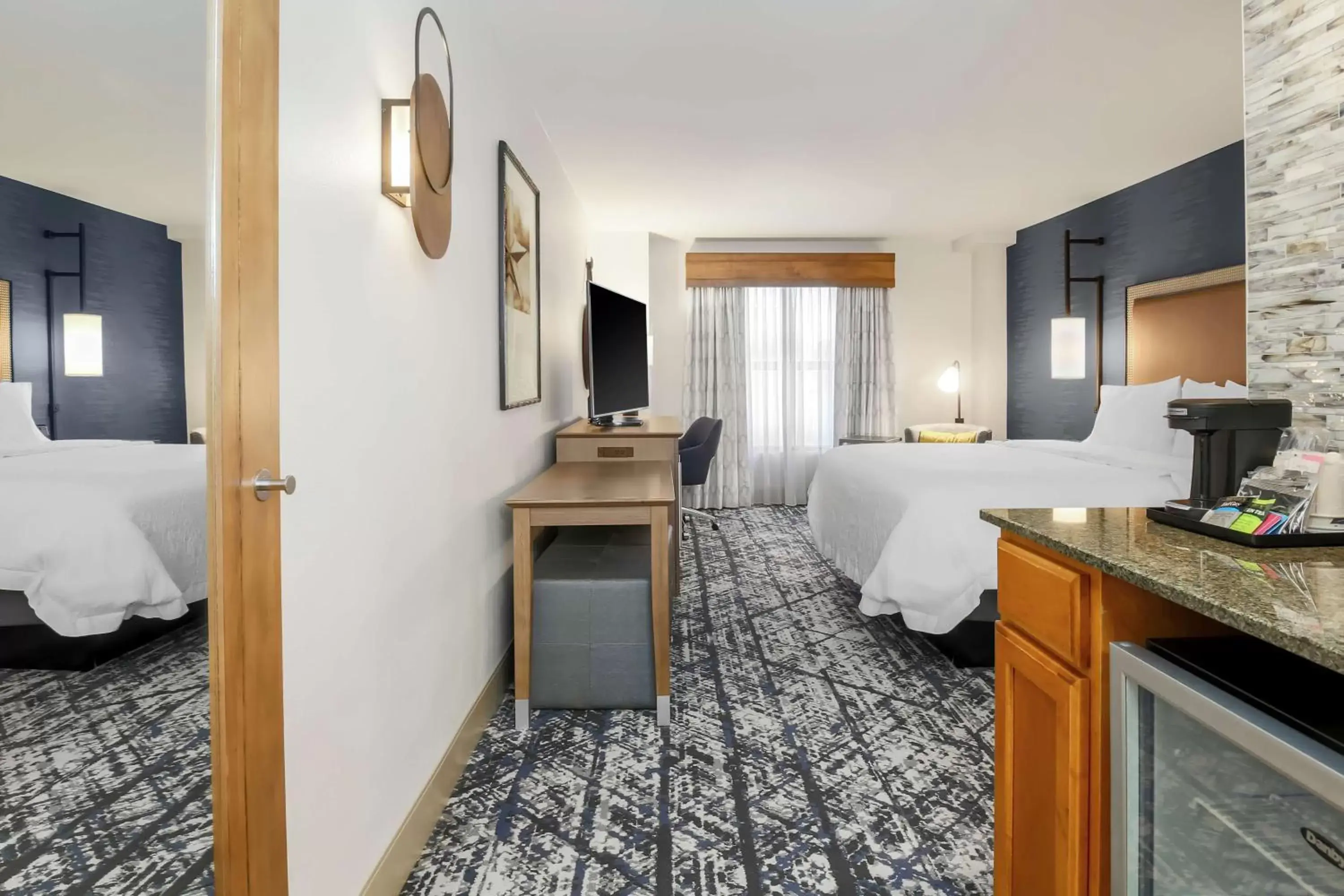 Bed, Kitchen/Kitchenette in Hampton Inn & Suites Austin-Downtown/Convention Center