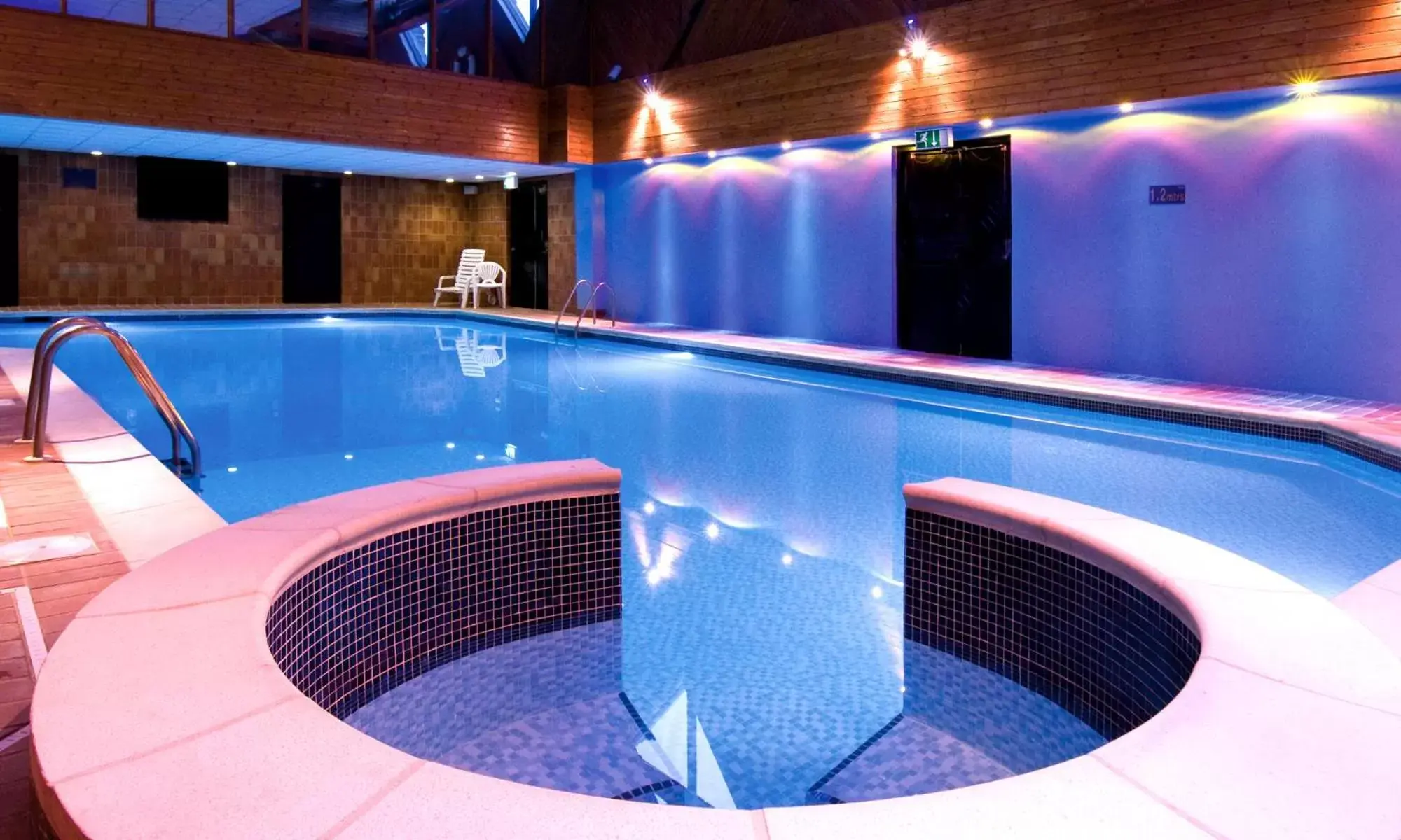 Hot Tub, Swimming Pool in Macdonald Elmers Court Resort