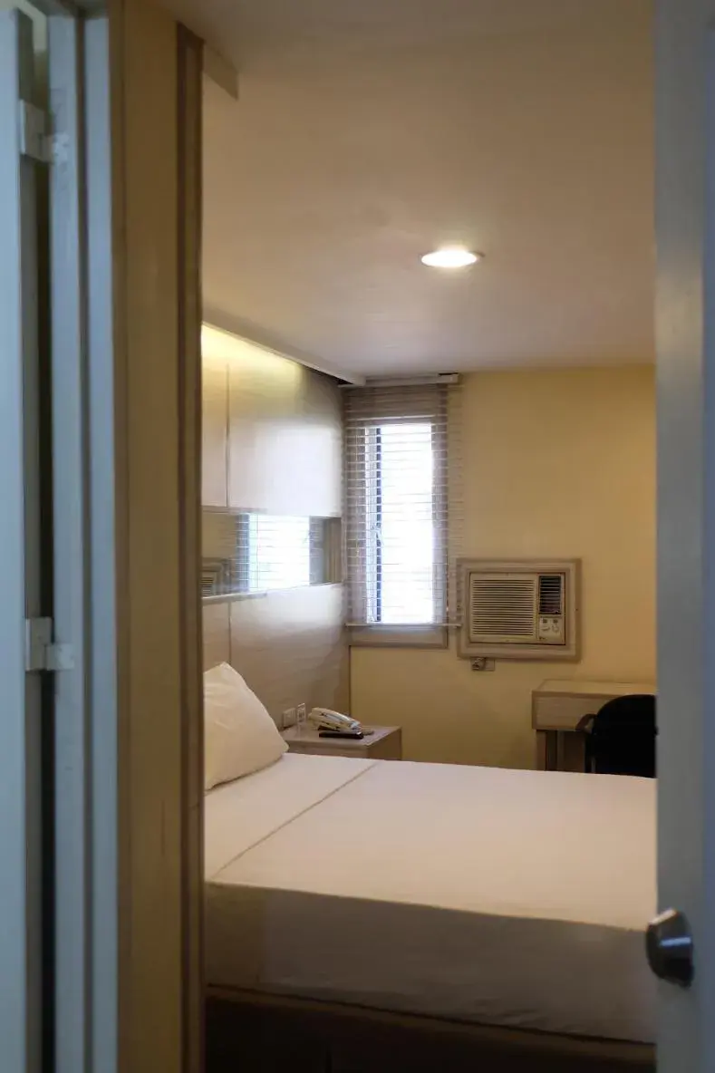 Bedroom, Bed in Spaces Hotel Makati - People & Pets