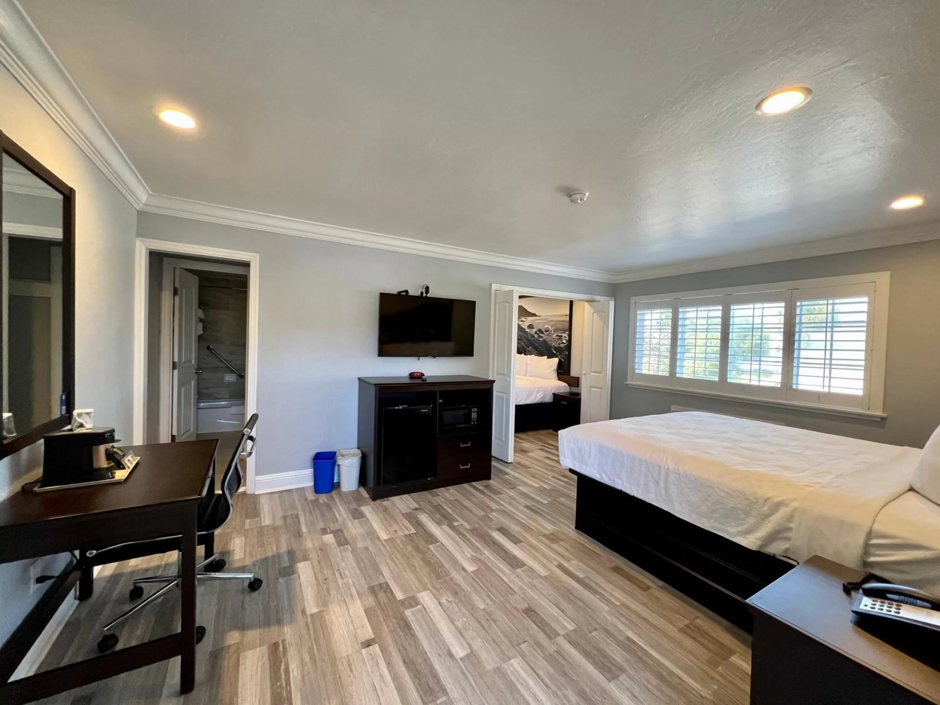 Photo of the whole room, Bed in Aura Inn Monterey