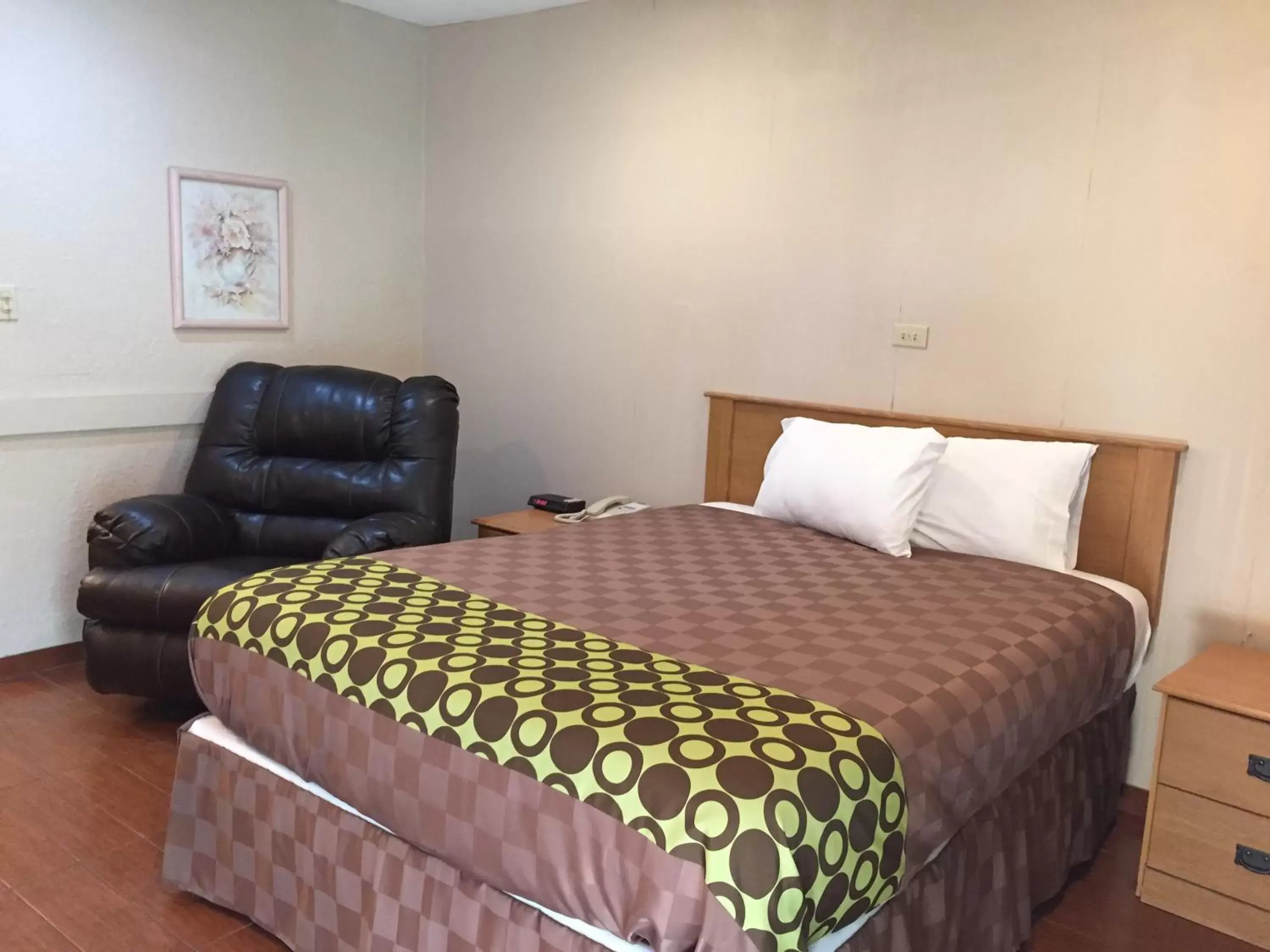 Photo of the whole room, Bed in Townhouse Inn and Suites