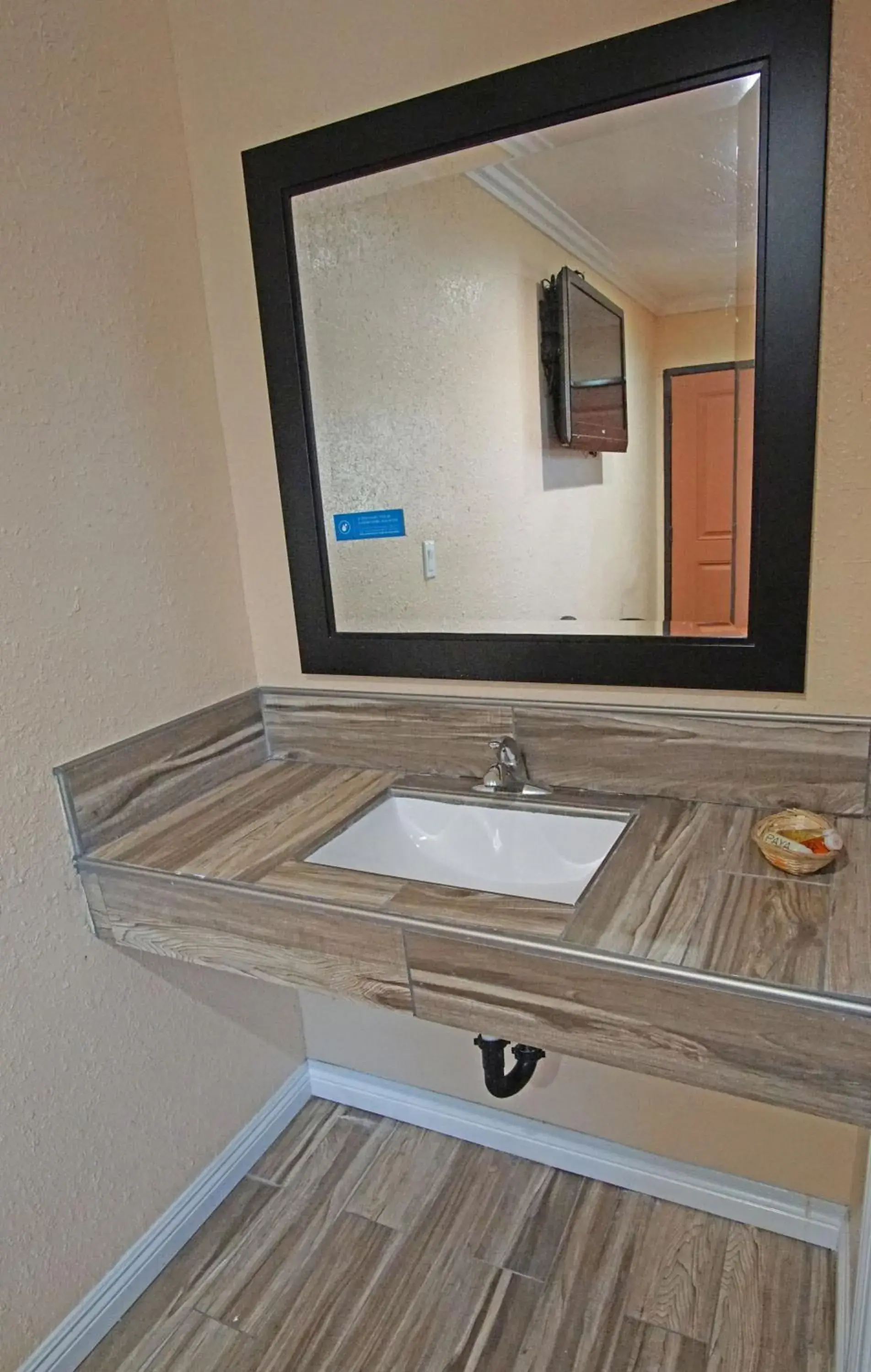 Bathroom in Rosa Bell Motel - Los Angeles