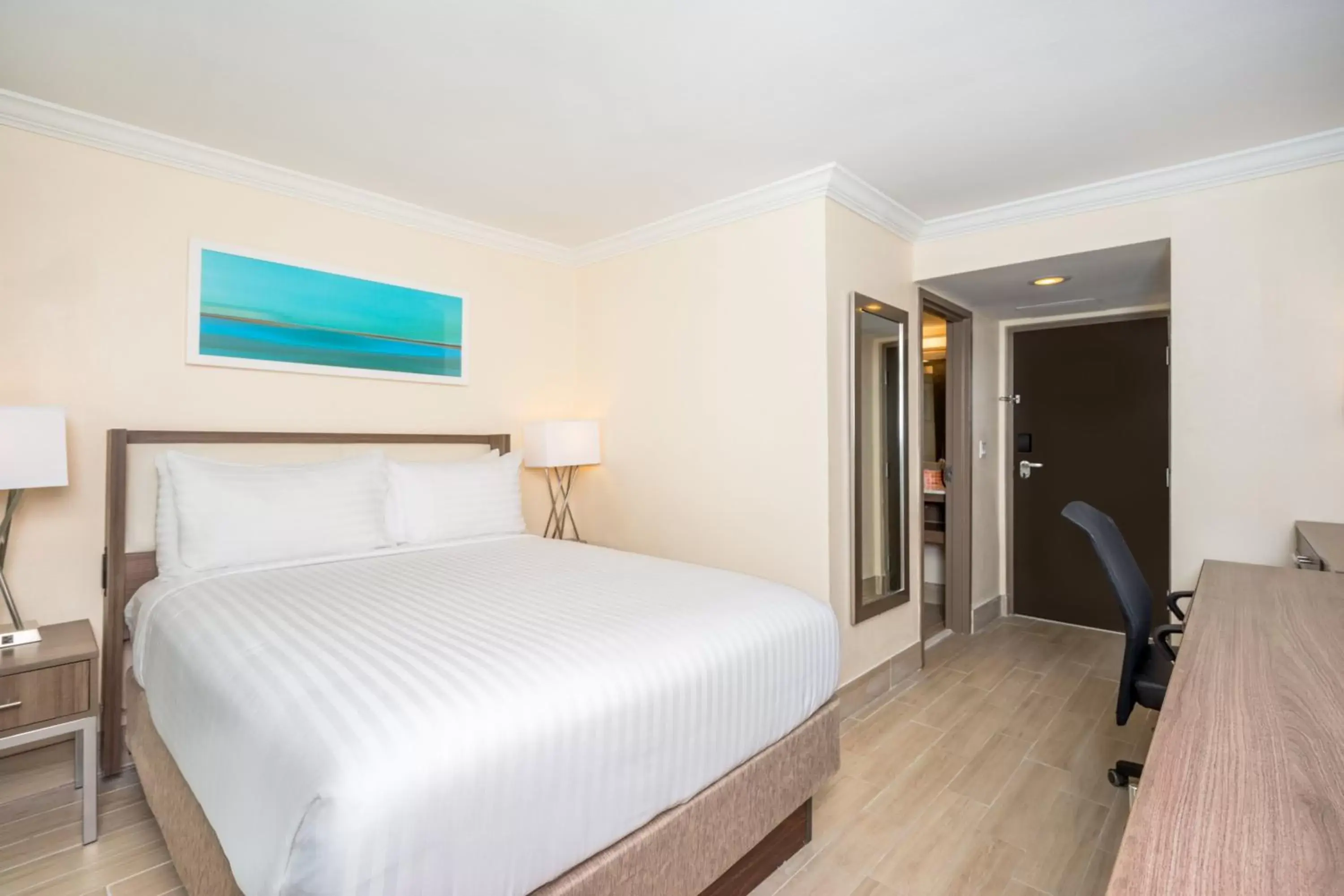Photo of the whole room, Bed in Holiday Inn Express & Suites Nassau, an IHG Hotel