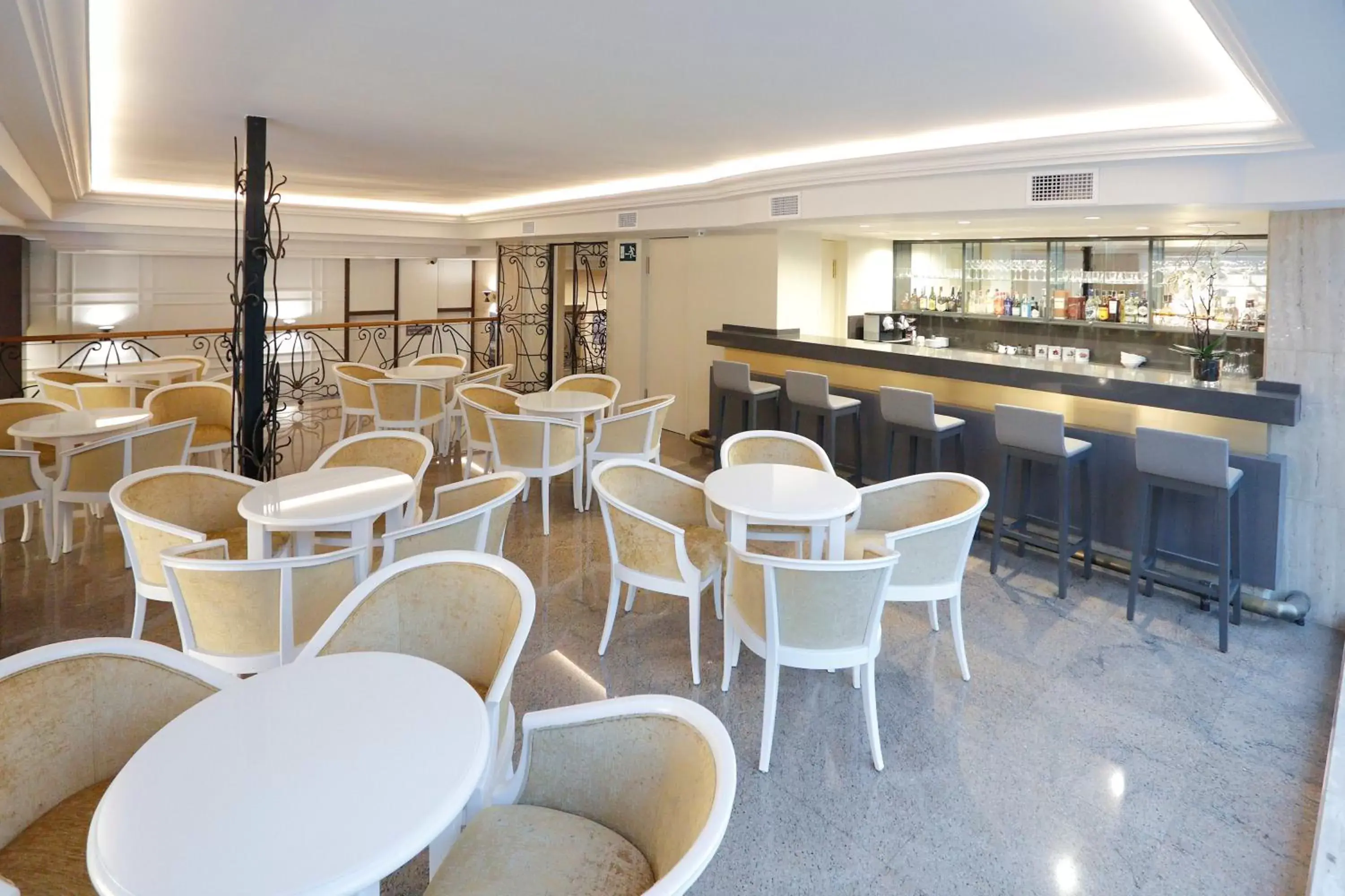 Lounge or bar, Restaurant/Places to Eat in Sercotel Alfonso XIII