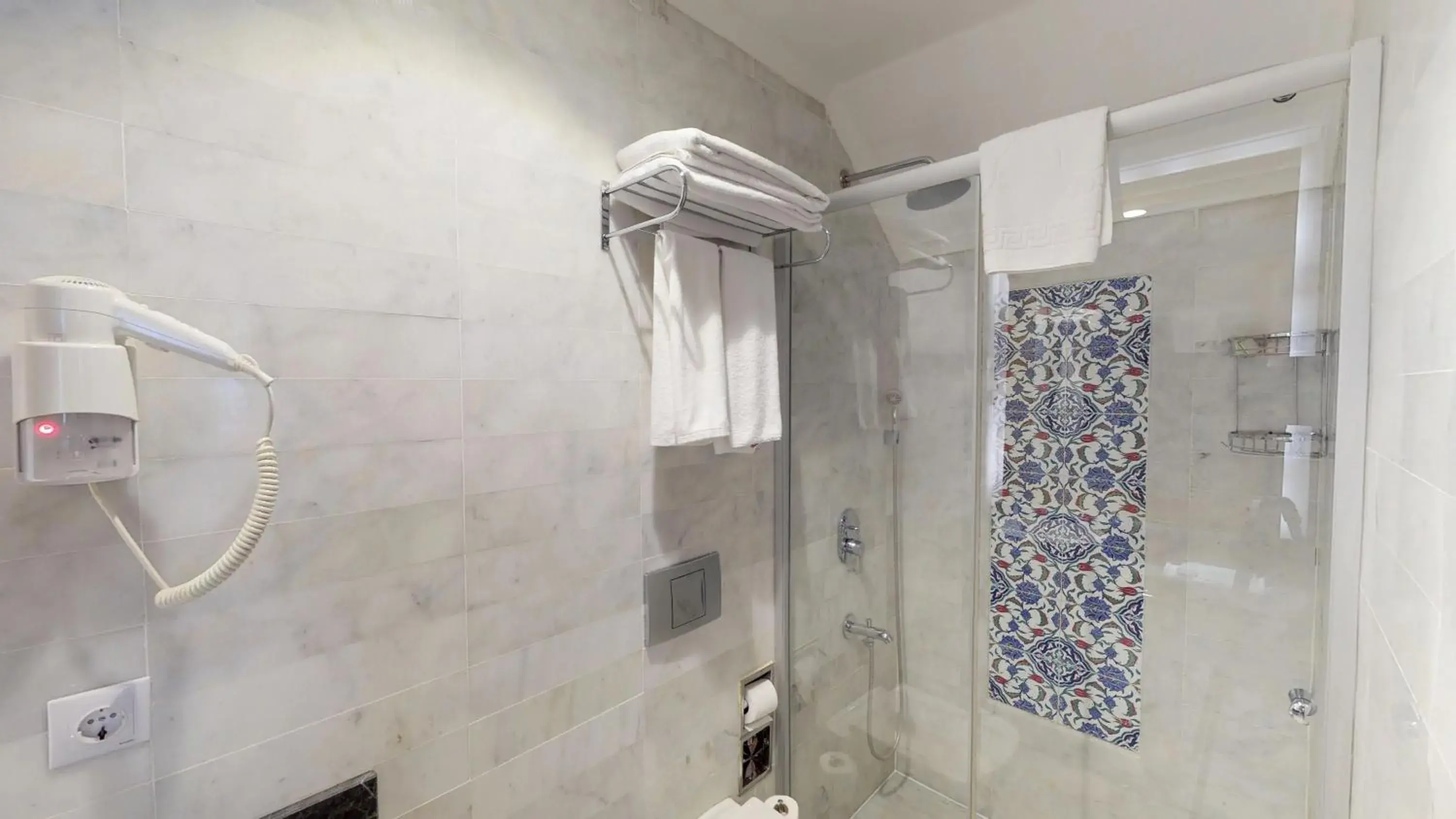 Shower, Bathroom in Hotel 1207
