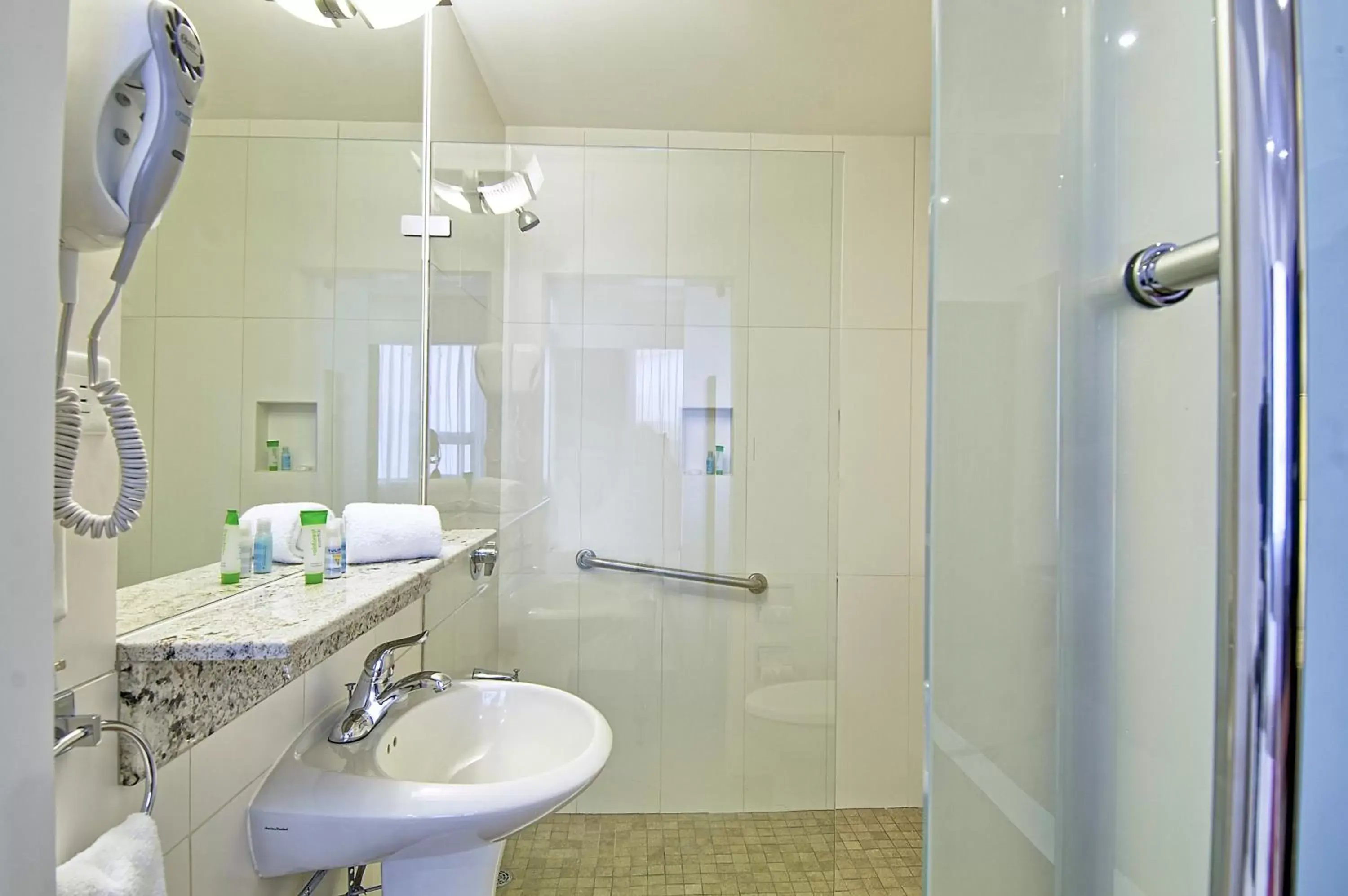 Shower, Bathroom in Balmoral Hotel San José CR, Historic District