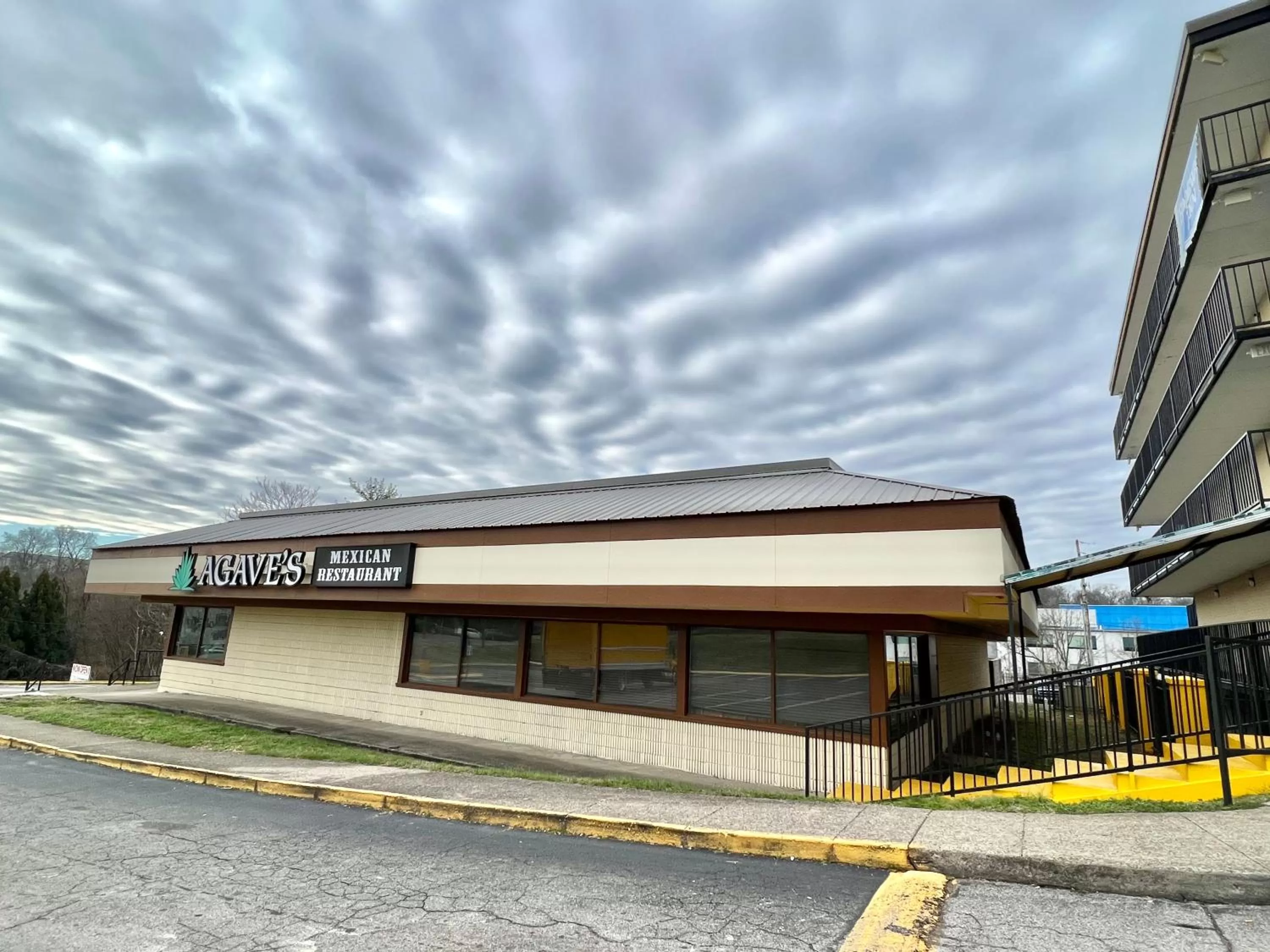 Property building in Rodeway inn- Nashville airport - Downtown - Mexican Restaurant on site