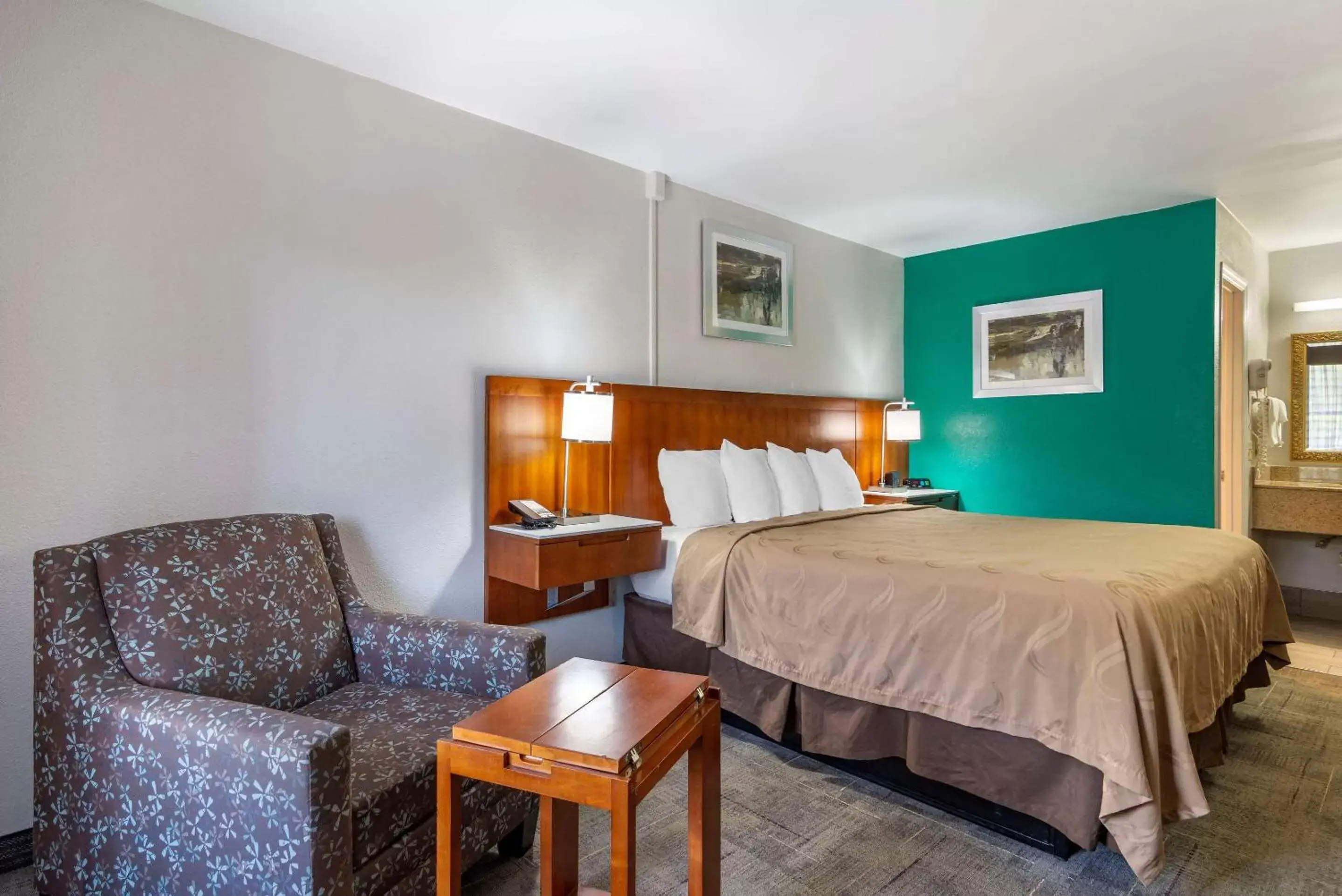 Bedroom, Bed in Quality Inn Covington