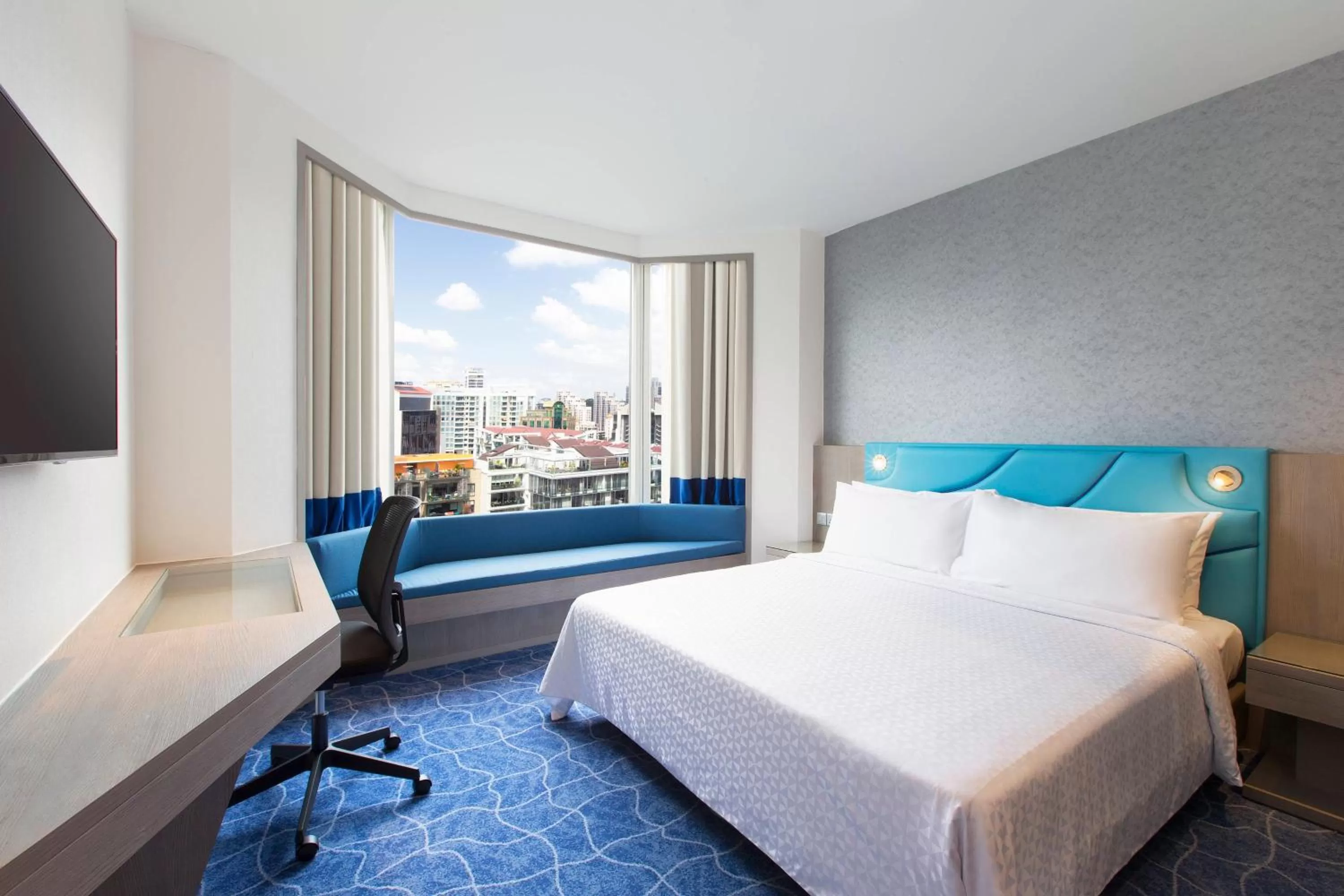 Photo of the whole room, Bed in Four Points by Sheraton Singapore, Riverview