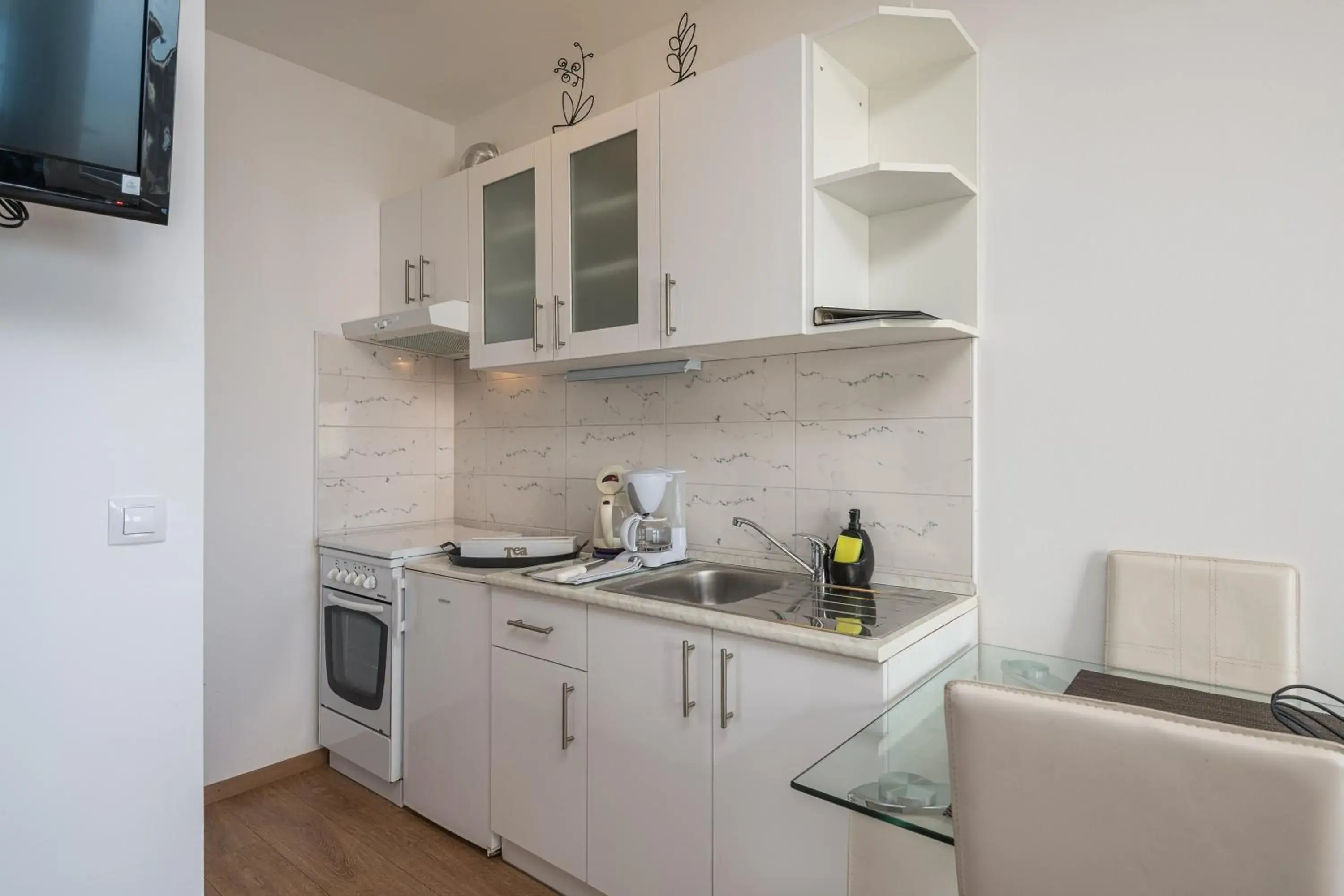 Coffee/tea facilities, Kitchen/Kitchenette in Apartments Didan