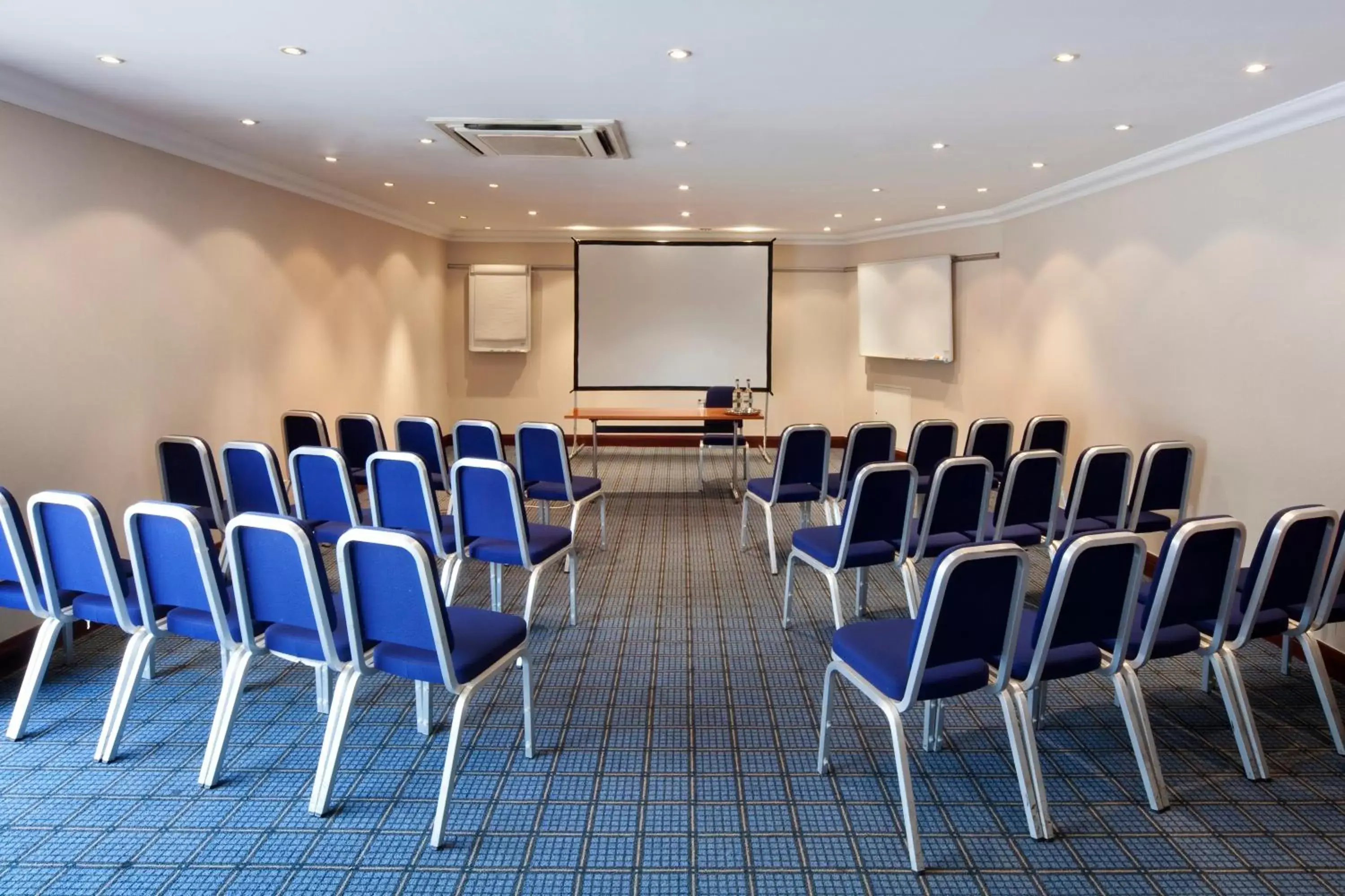 Meeting/conference room in Holiday Inn - Glasgow Airport, an IHG Hotel