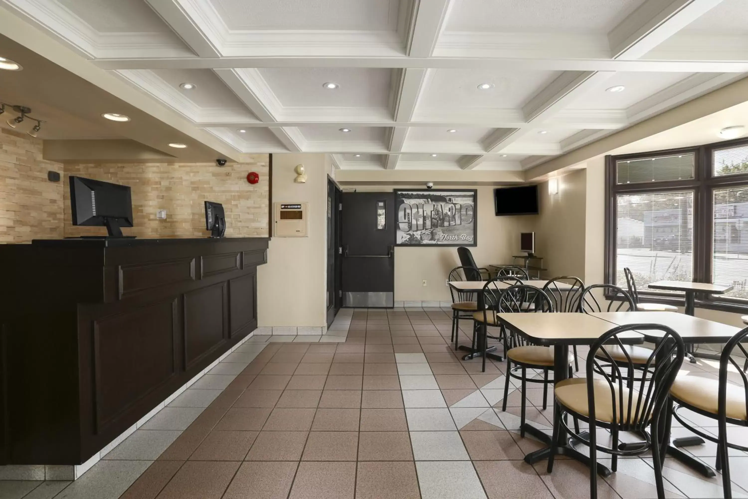 Lobby or reception, Restaurant/Places to Eat in Super 8 by Wyndham North Bay