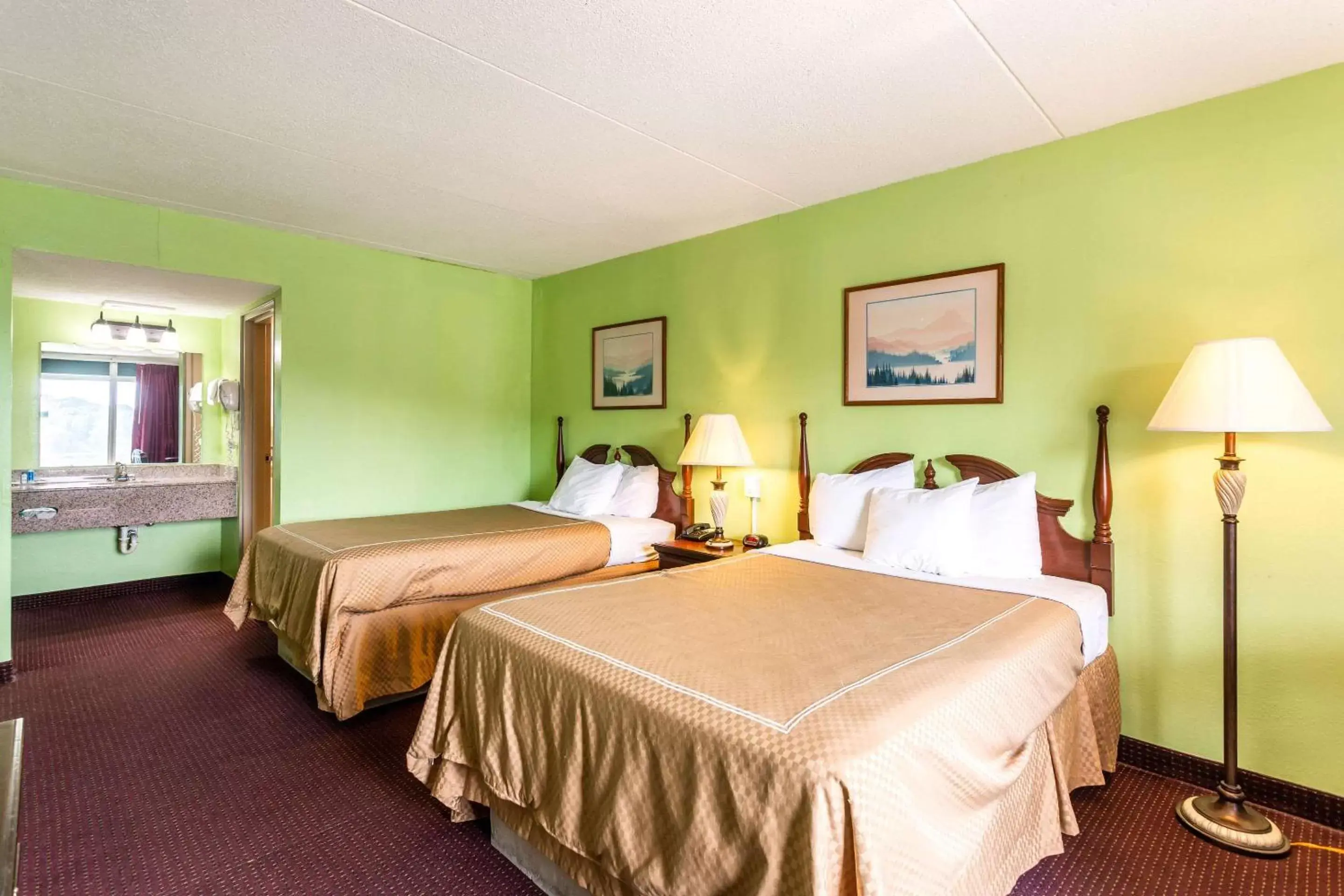 Photo of the whole room, Bed in Rodeway Inn Renfro Valley