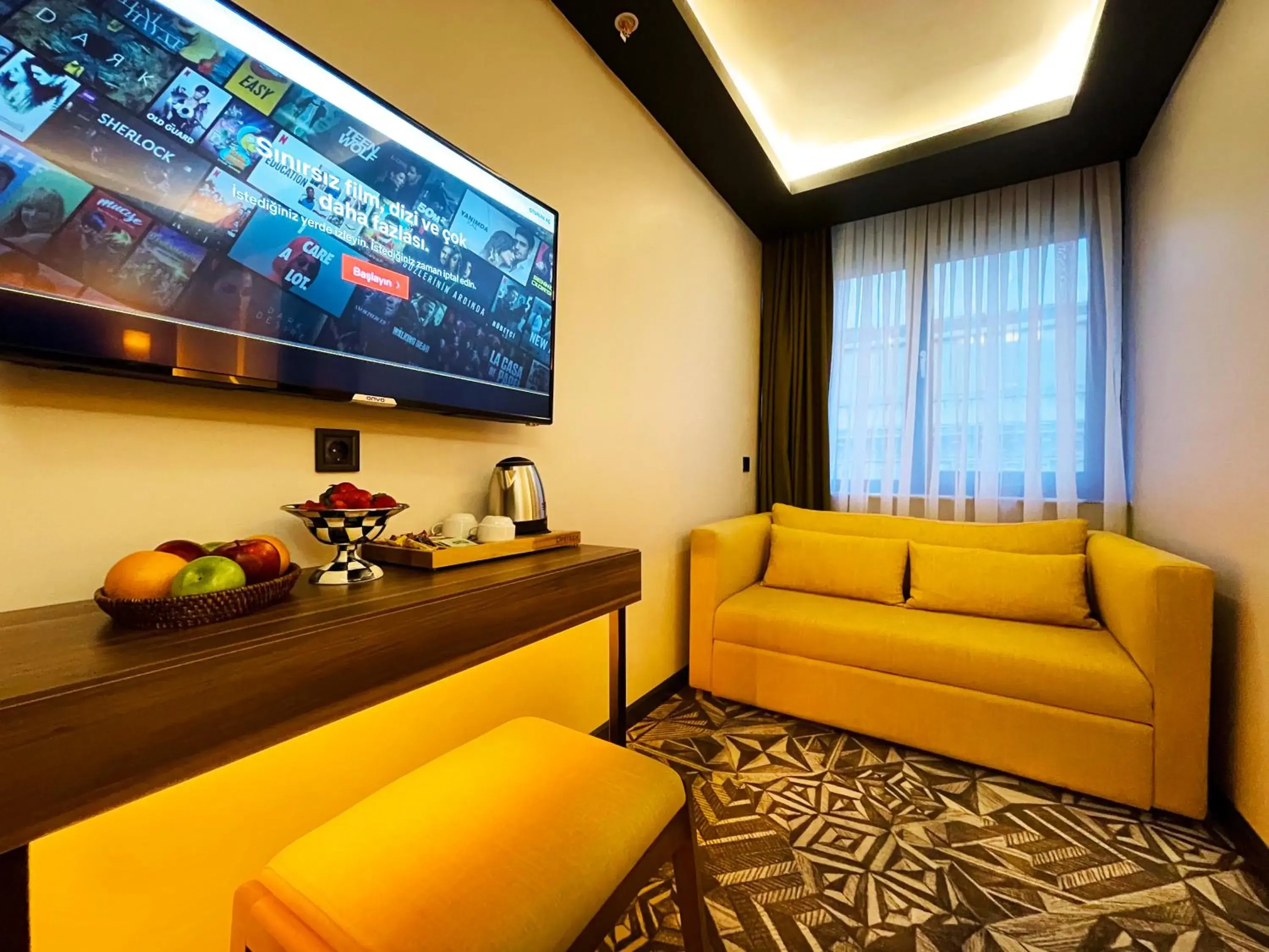 Communal lounge/ TV room in Weingart Istanbul