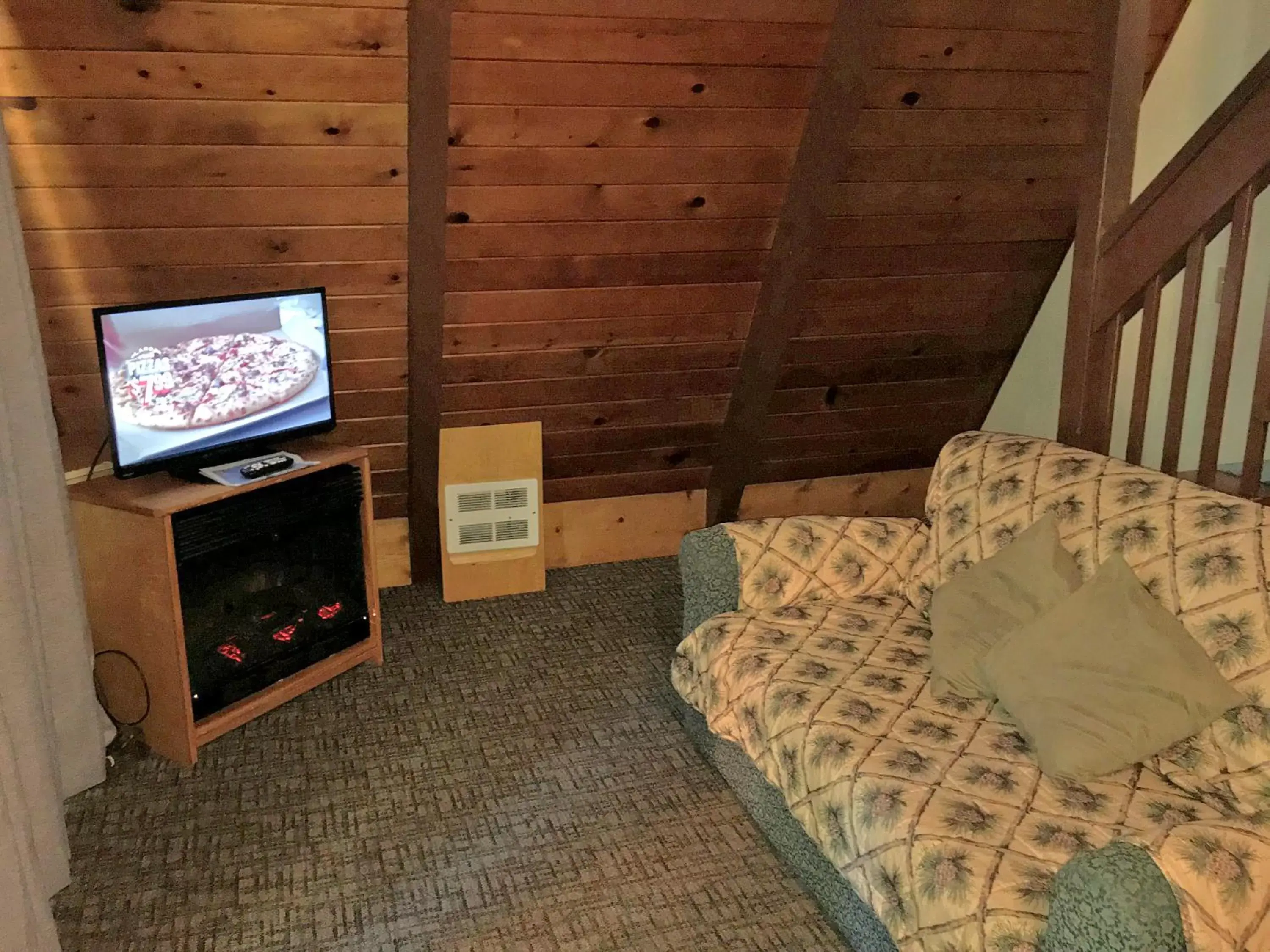 TV/Entertainment Center in Park Motel and Cabins